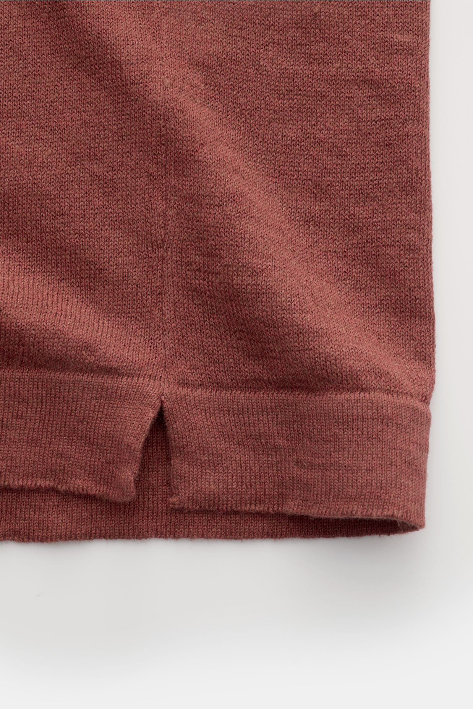 04651/ A trip in a bag Feinstrick-Kurzarmpullover 'Pocket Tee' rostbraun, Nahaufnahme Saum mit kurzen Schlitzen und feinem Strickbild, Leinen-Baumwoll-Mix.