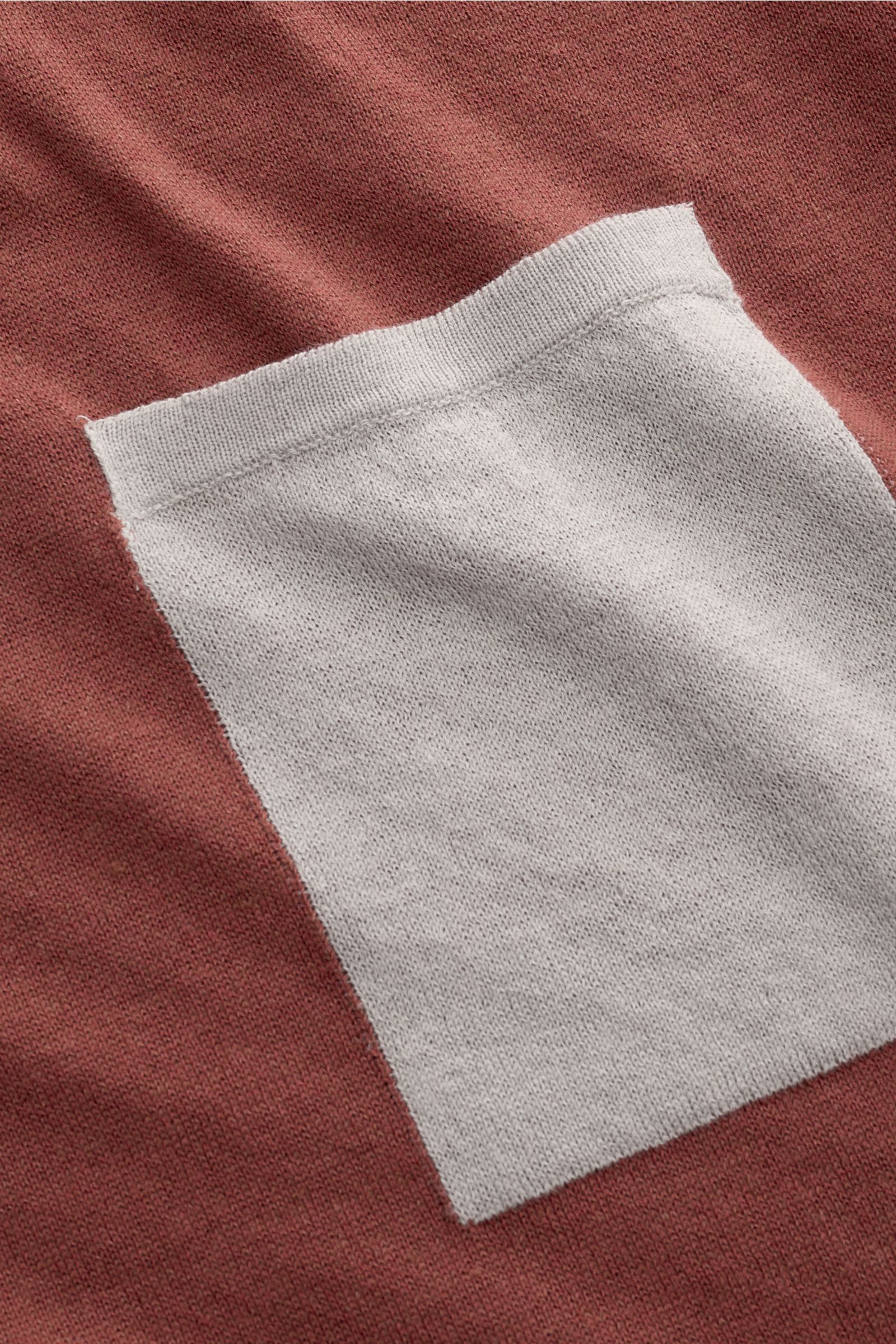 04651/ A trip in a bag Feinstrick-Kurzarmpullover 'Pocket Tee' rostbraun, Detailansicht der farblich abgesetzten Brusttasche aus Leinen-Baumwoll-Mix.