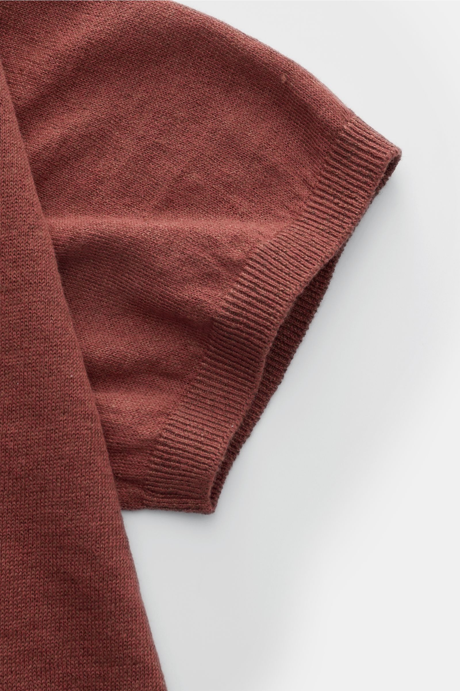 04651/ A trip in a bag Feinstrick-Kurzarmpullover 'Pocket Tee' rostbraun, Detailansicht Ärmel mit Rundhalsausschnitt, Leinen-Baumwoll-Mix, Slim Fit, feines Strickbild, farblich abgesetzte Brusttasche.