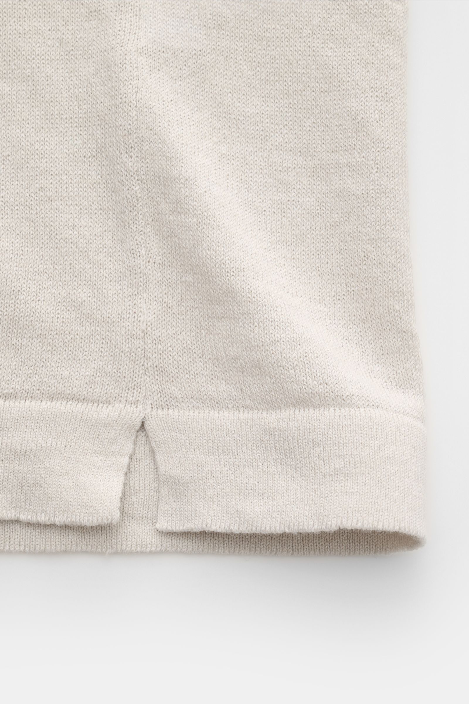 Hellgrauer 04651/ A trip in a bag Feinstrick-Kurzarmpullover 'Pocket Tee' aus Leinen-Baumwoll-Mix, Nahaufnahme Saum mit kurzer Schlitzperspektive.