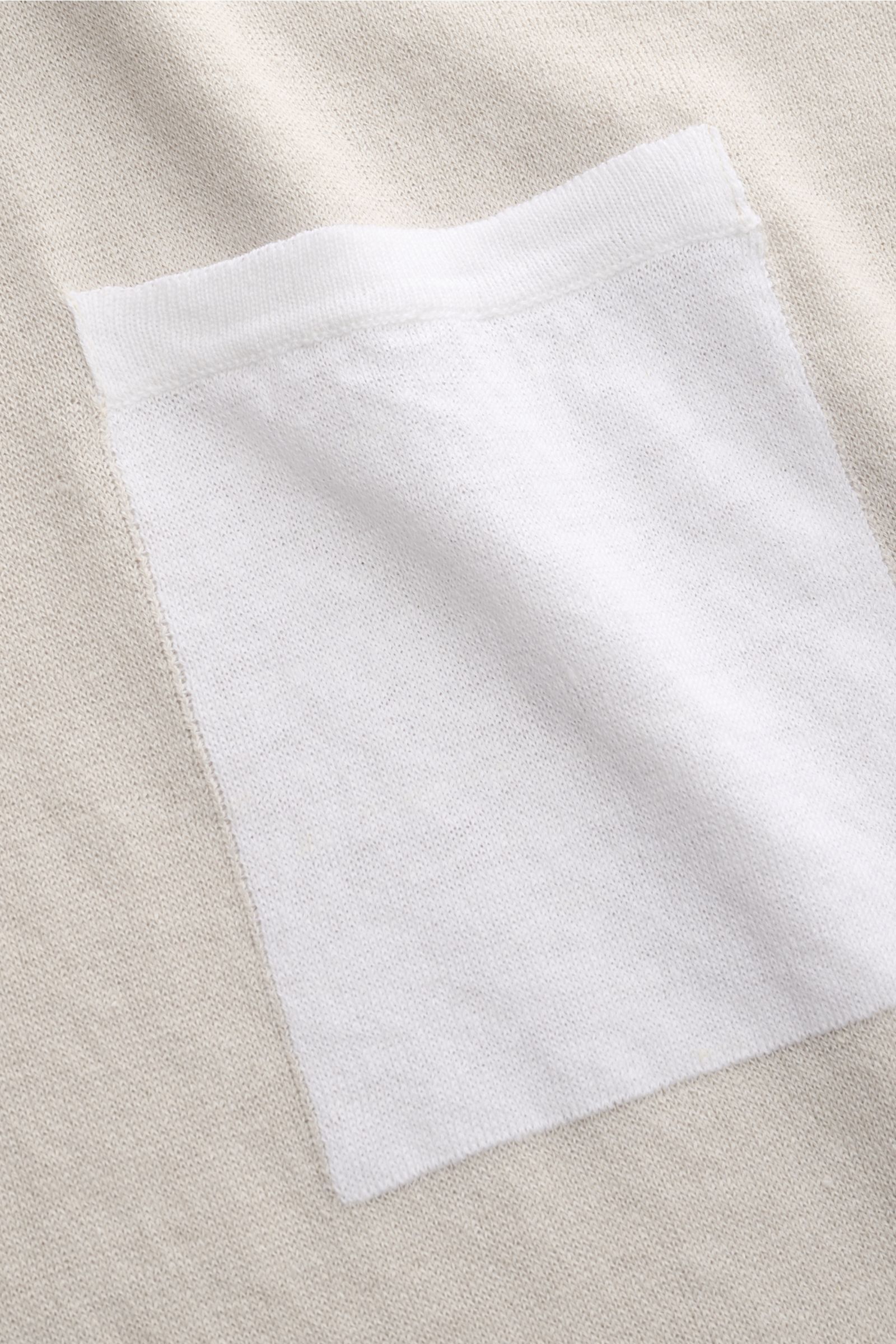 04651/ A trip in a bag Feinstrick-Kurzarmpullover 'Pocket Tee' hellgrau, Detailaufnahme der kontrastierenden weißen Brusttasche aus Leinen-Baumwoll-Mix, feines Strickbild, Slim Fit, Rundhalsausschnitt, leichte Haptik, kurze Saumschlitze, doppelt gearbeite