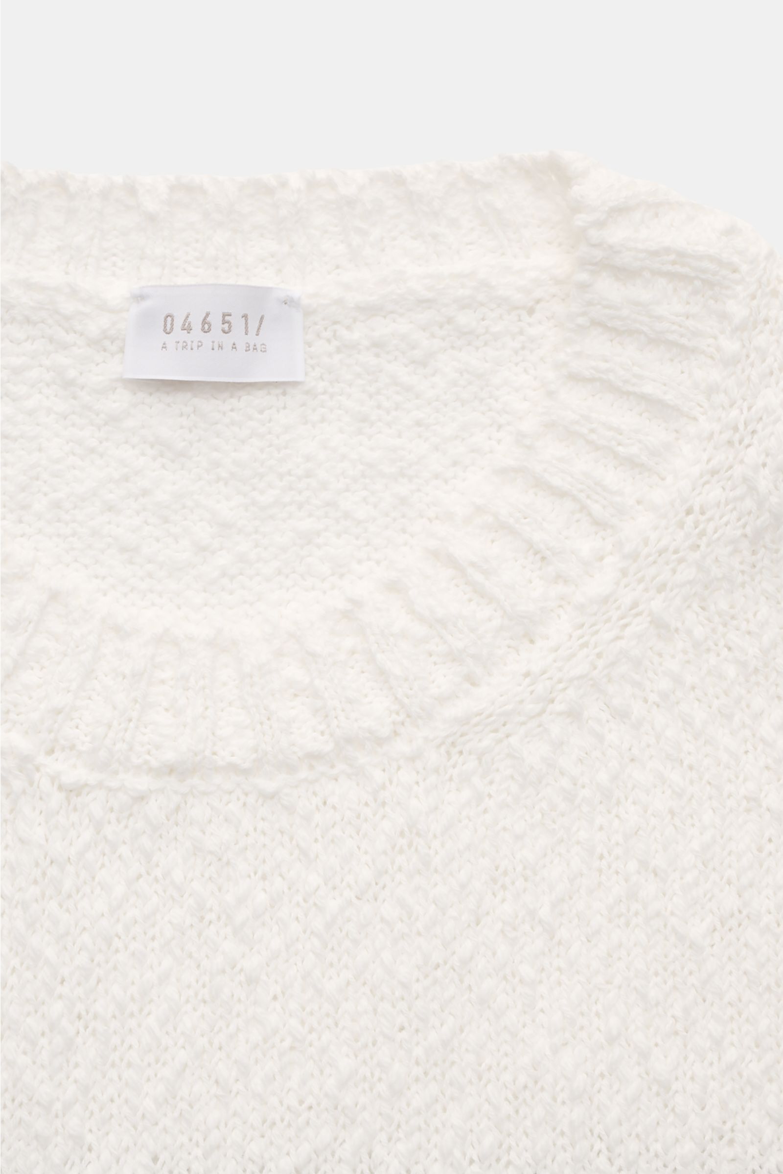 Weißer Ausschnitt in Nahaufnahme des 04651/ A trip in a bag Rundhalspullover 'Mouline Striped' offwhite/navy gestreift aus Baumwolle mit grobem Strick.