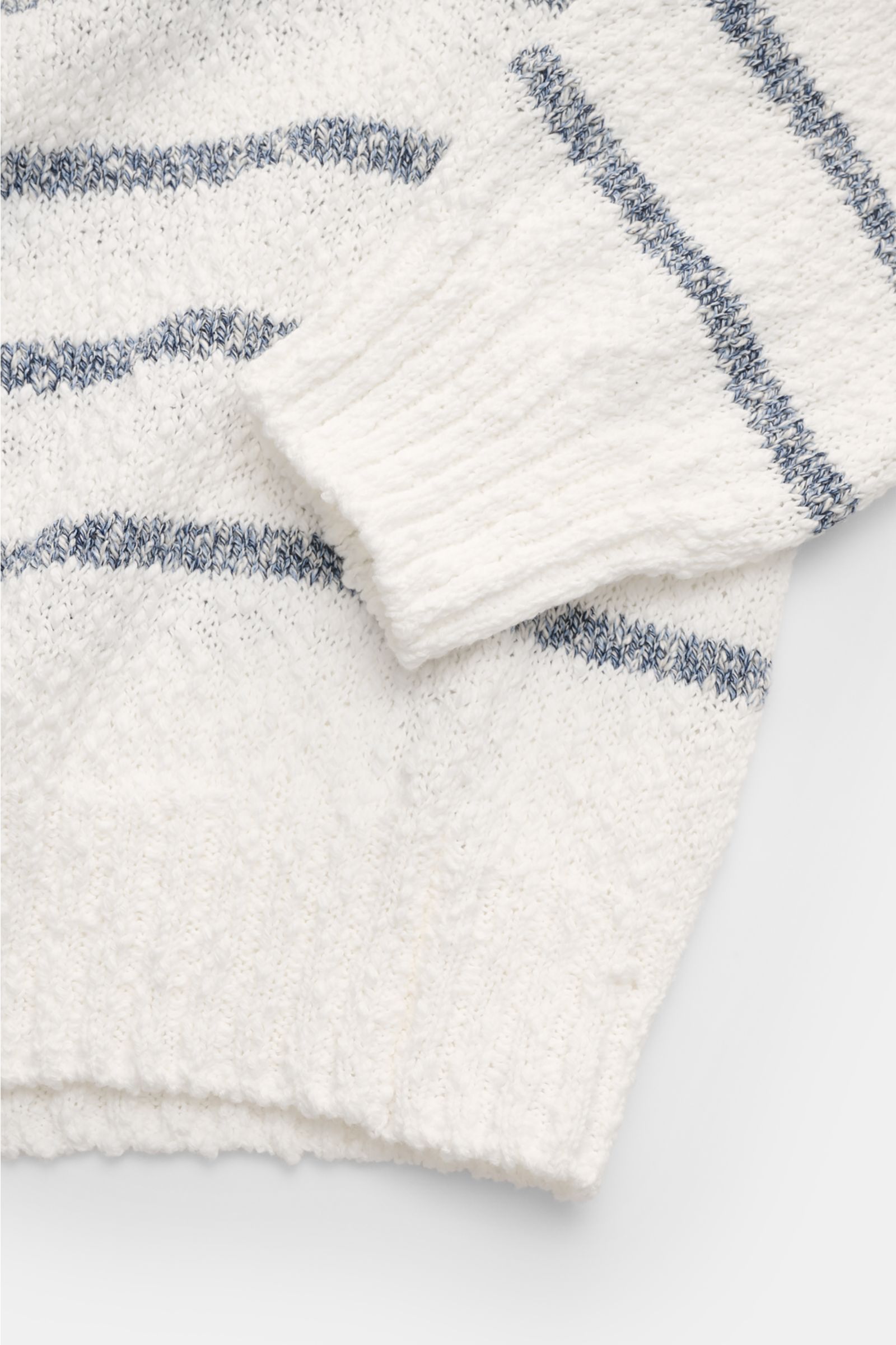 04651/ A trip in a bag Rundhalspullover 'Mouline Striped' offwhite/navy gestreift, Detailaufnahme von Ärmel und Saum, grobes Strickbild, reine Baumwolle, Oversized Fit, Rundhalsausschnitt, komfortable Rippbündchen, klassisches Streifenmuster.