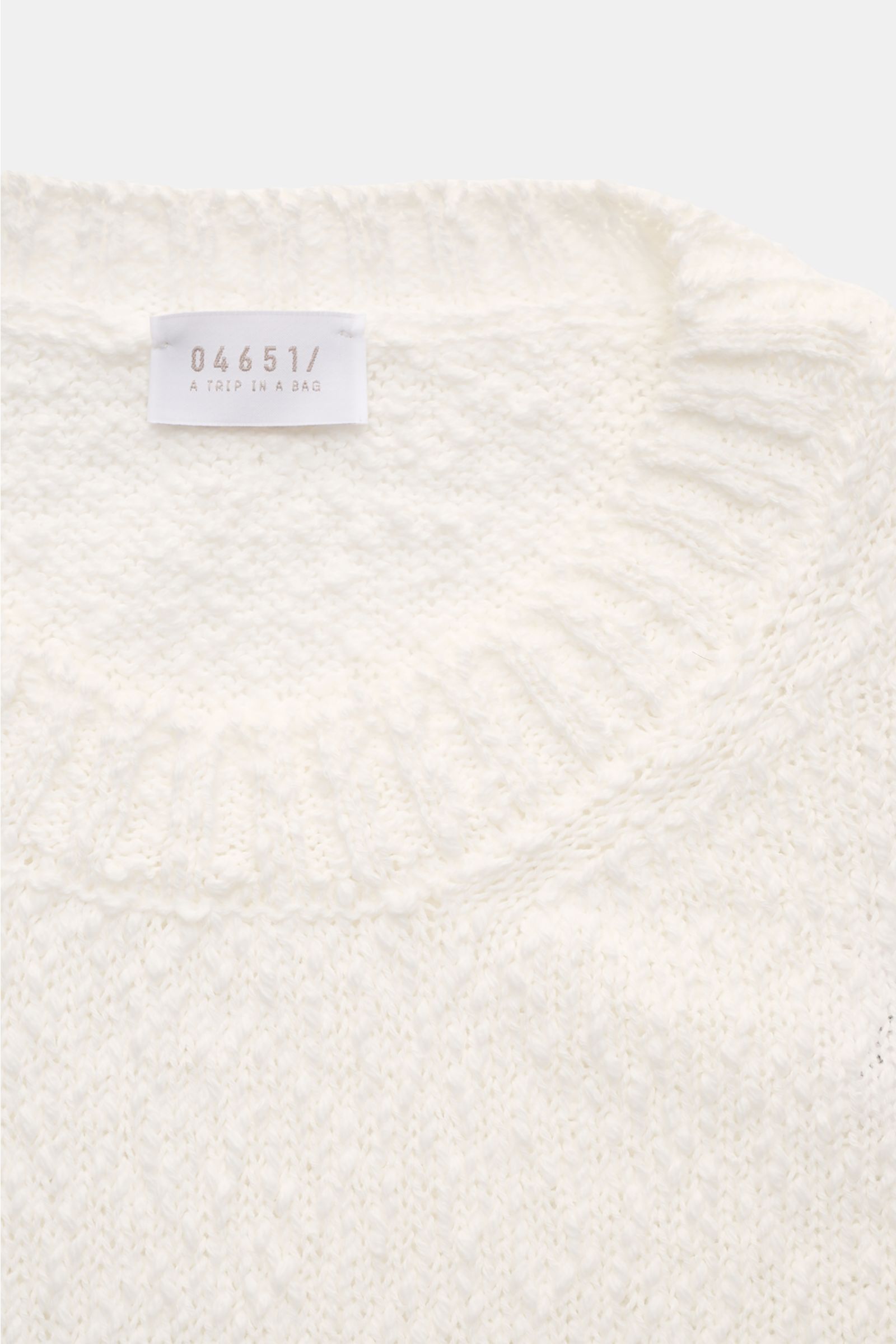 04651/ A trip in a bag Rundhalspullover 'Mouline Striped' offwhite/salbei gestreift, grob gestrickt, Rundhalsausschnitt, Rippbündchen, Baumwolle, Nahaufnahme von oben