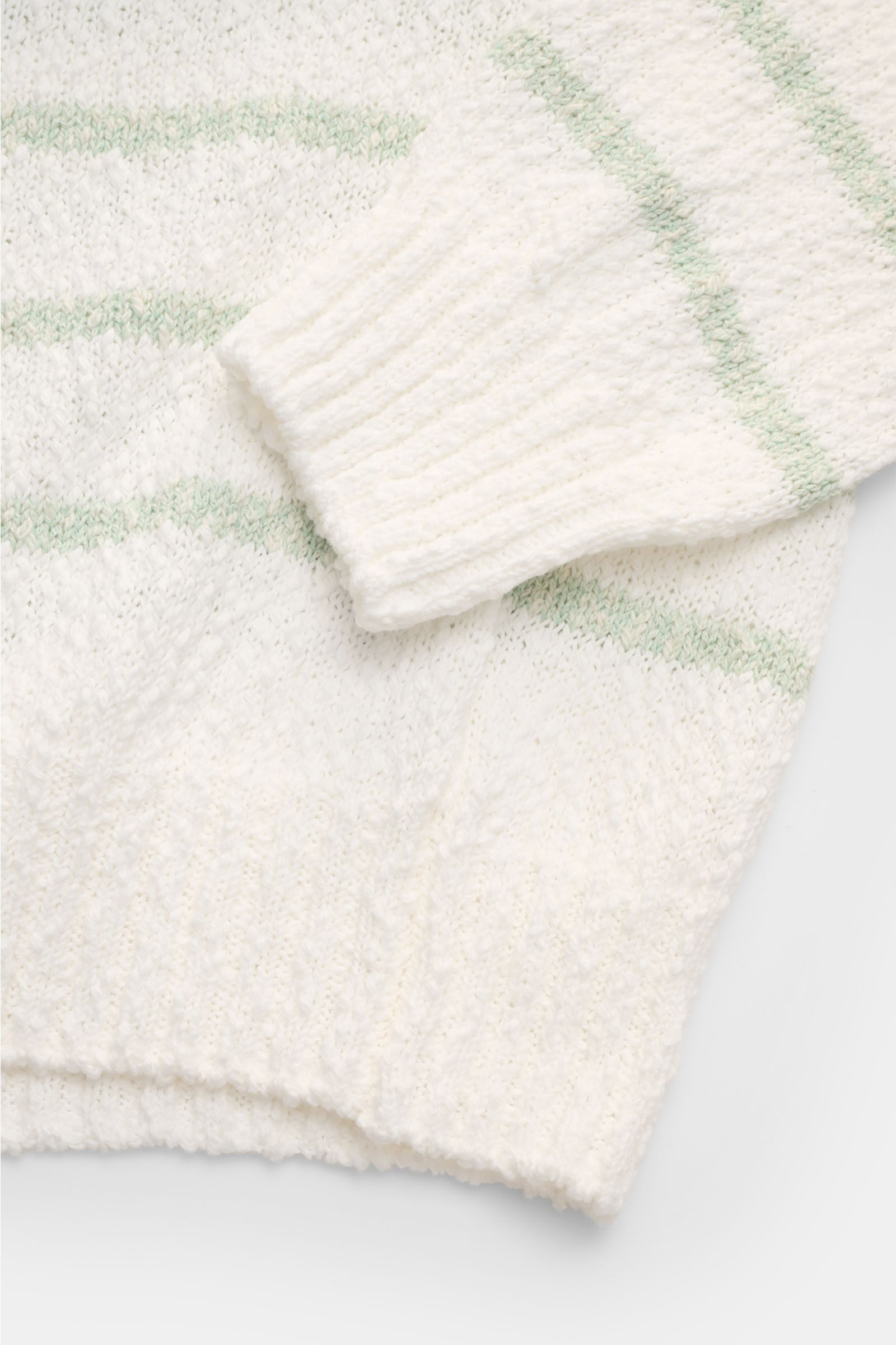 04651/ A trip in a bag Rundhalspullover 'Mouline Striped' offwhite/salbei gestreift, Nahaufnahme von Ärmel und Bund, grobes Strickbild, reine Baumwolle, Oversized Fit, Rippbündchen.