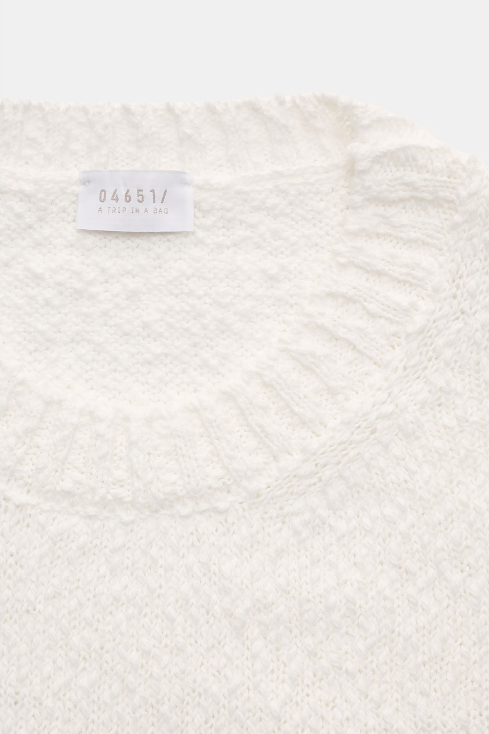 04651/ A trip in a bag Rundhalspullover 'Mouline Striped' offwhite/lavender gestreift, grob gestrickt, Rundhalsausschnitt, Rippbündchen, Detailansicht von oben.