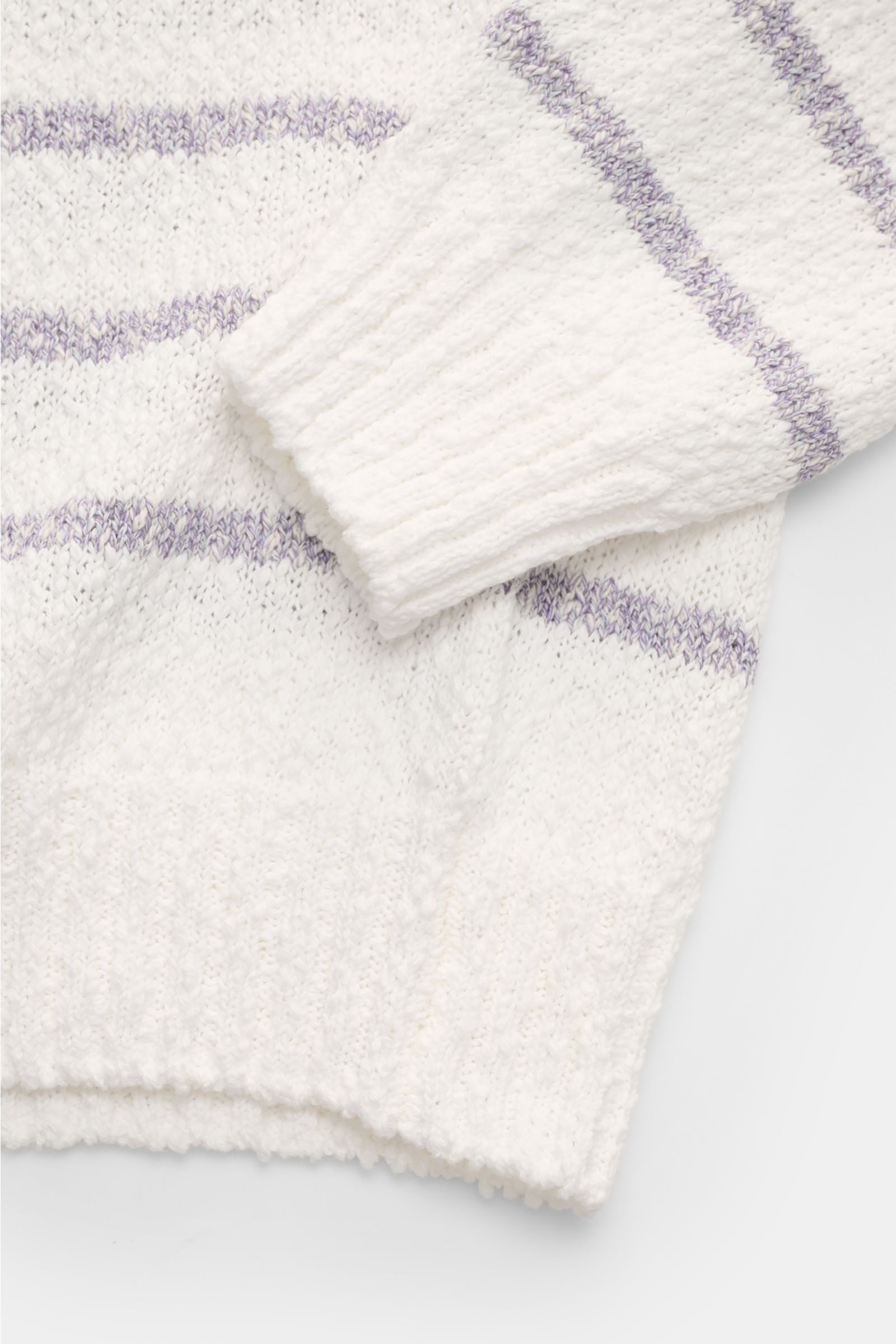 Detailaufnahme des 04651/ A trip in a bag Rundhalspullover 'Mouline Striped' offwhite/lavender gestreift mit grobem Strick, Rundhalsausschnitt und Rippbündchen.