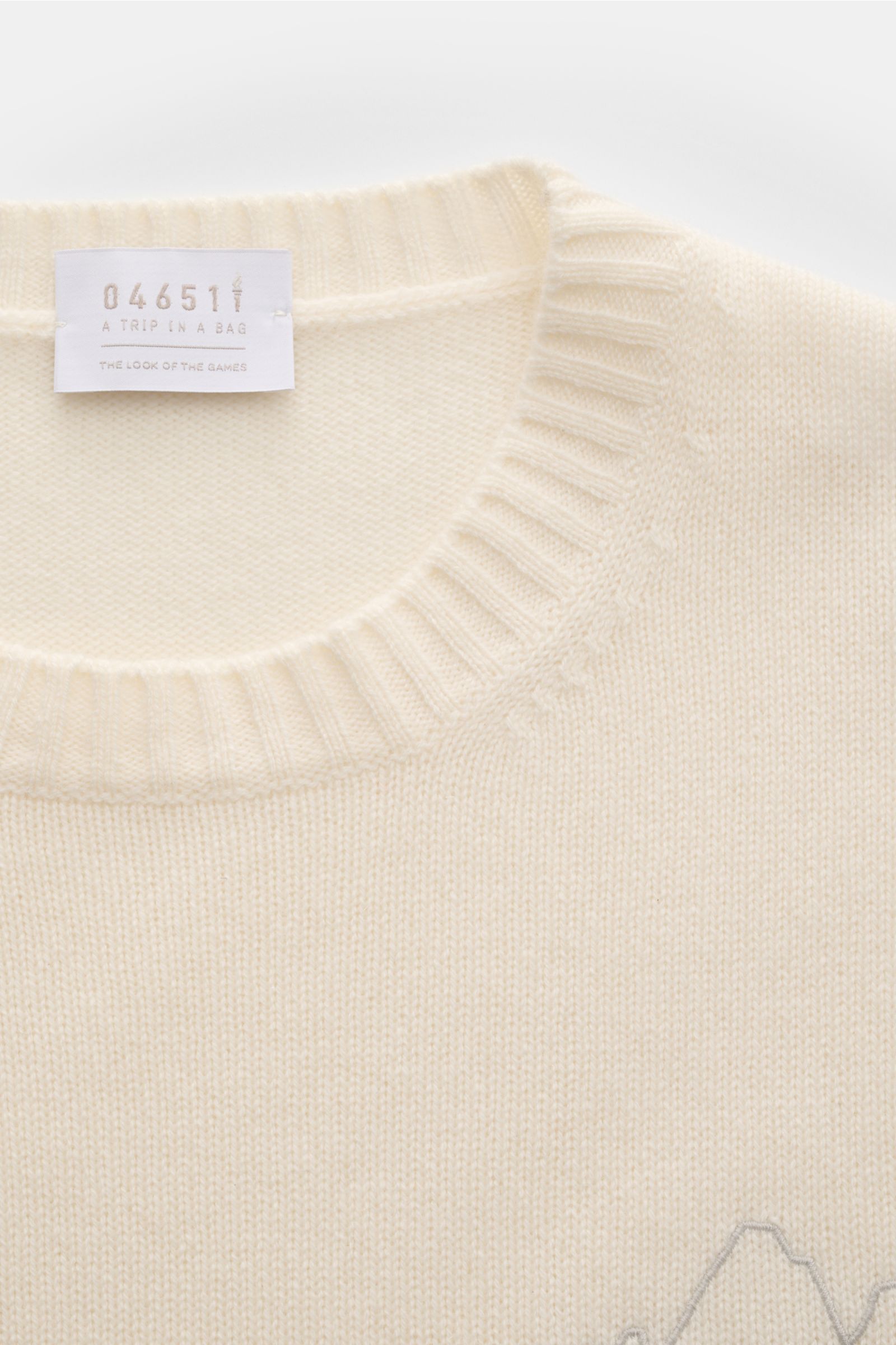 Close-up front view of 04651/ A trip in a bag Cashmere Rundhalspullover creme, soft pure cashmere with ribbed round neckline, fine knit, chest stitching, and comfortable ribbed cuffs; essential for cool days from the 'Alpine' Capsule inspired by Milan's u