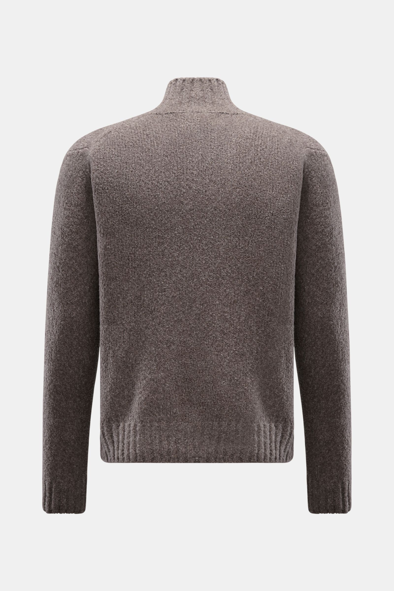 Back view of the 04651/ A trip in a bag Mock Neck Pullover 'Grainy' taupe, made of warm wool-mix bouclé knit with regular fit and ribbed cuffs.

Description: Für moderne Looks: Der Pullover 'Grainy' von 04651/ A TRIP IN A BAG wurde aus wärmendem Woll-M
