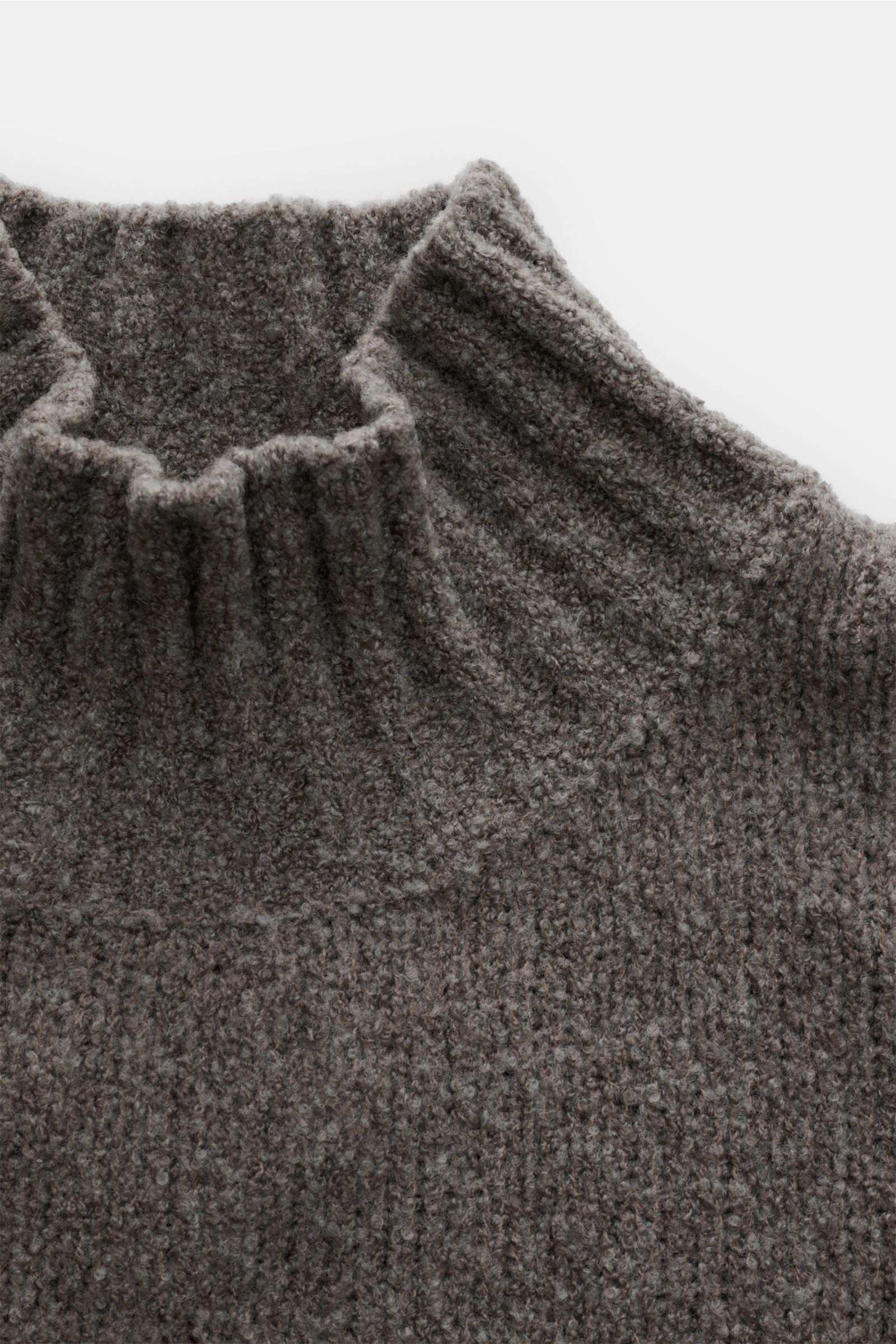 04651/ A trip in a bag Mock Neck Pullover 'Grainy' taupe aus wärmendem Woll-Mix im Boucléstrick, hoher Rippkragen, Detailaufnahme von oben.