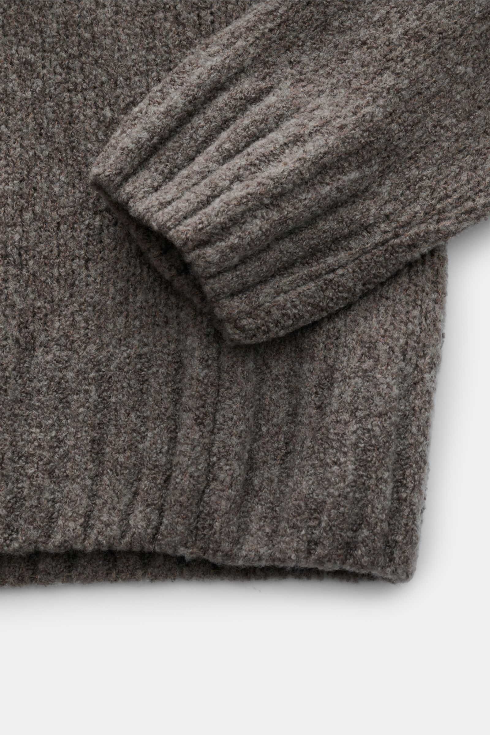 04651/ A trip in a bag Mock Neck Pullover 'Grainy' taupe aus Woll-Mix, weicher Boucléstrick, mittelfeiner Regular Fit, Rippbündchen, Detailaufnahme von Ärmel und Saum.