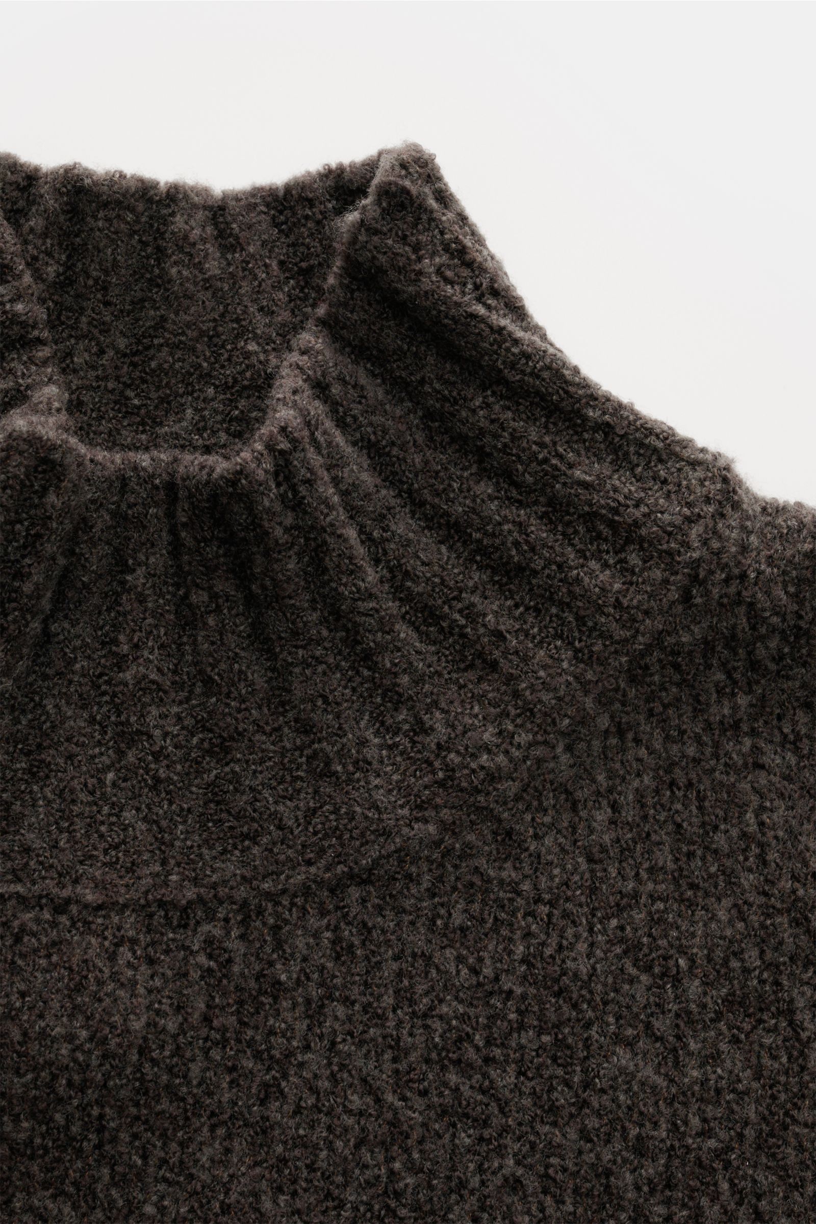 04651/ A trip in a bag Mock Neck Pullover 'Grainy' graubraun, nah aufgenommen, Boucléstrick, Woll-Mix, Regular Fit, hoher Rippkragen, breite Bündchen.