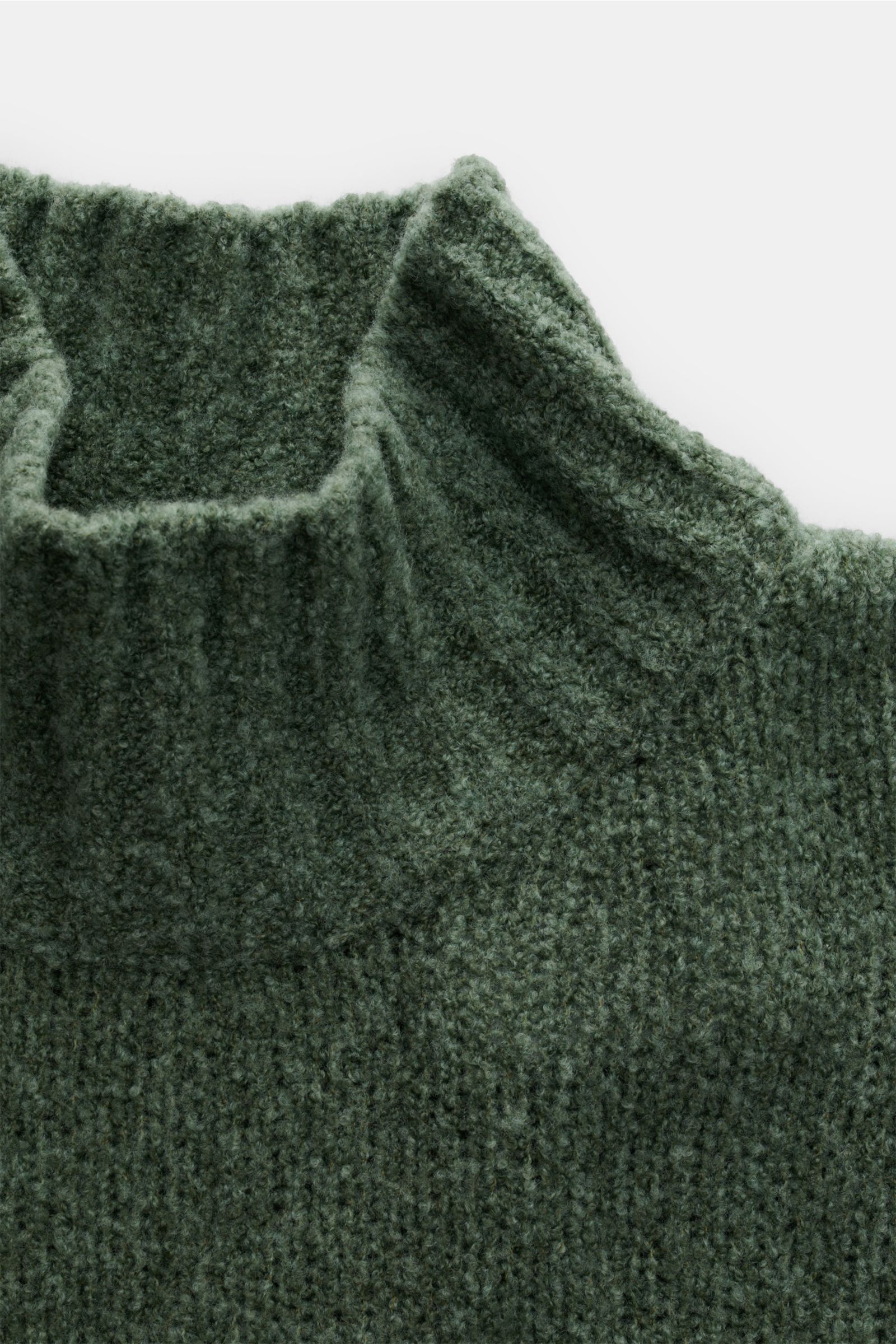 04651/ A trip in a bag Mock Neck Pullover 'Grainy' grün, Detailaufnahme von oben, Boucléstrick, hoher Rippkragen, wärmender Woll-Mix, Regular Fit.