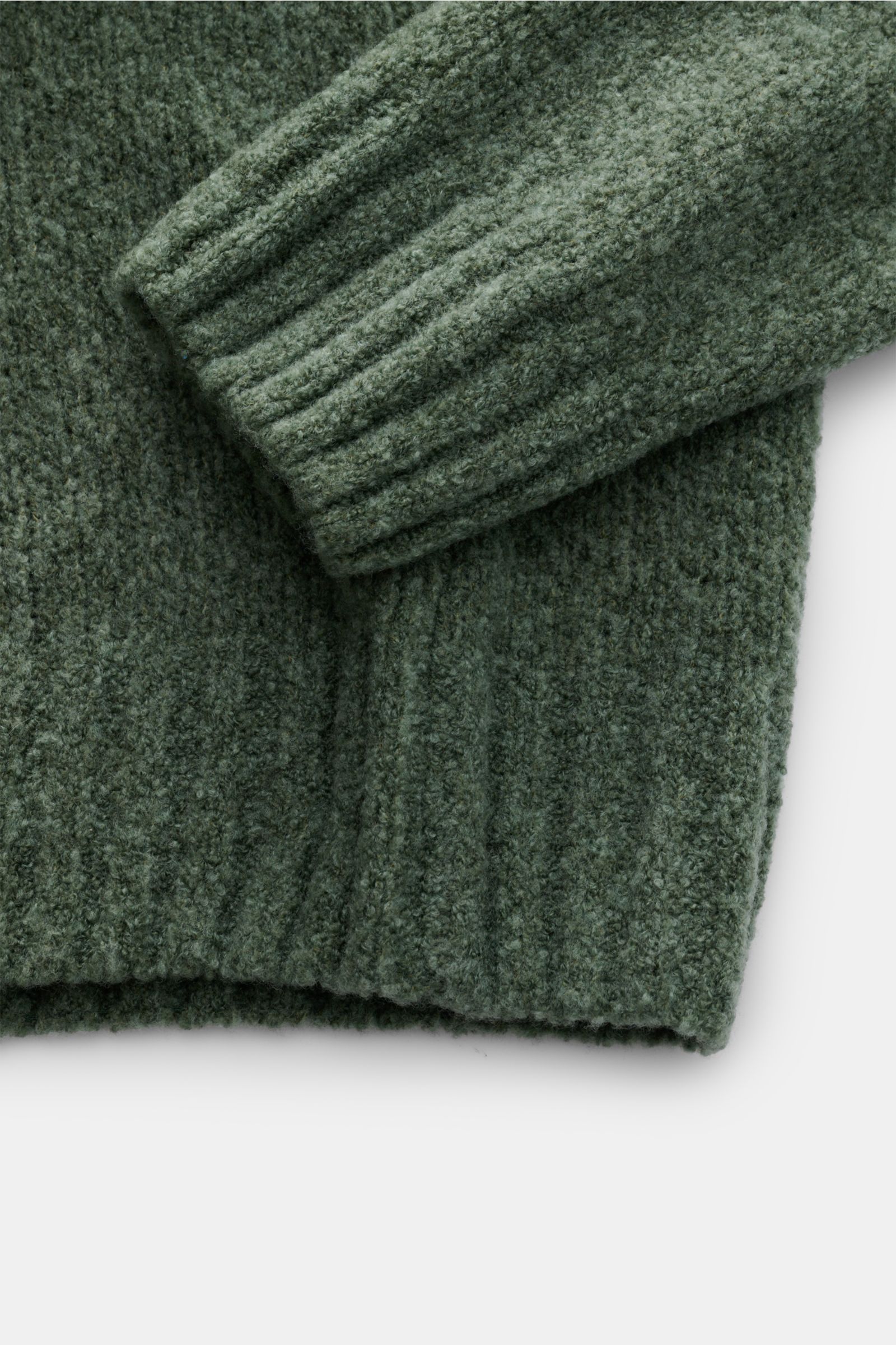 Grüne Nahaufnahme des 04651/ A trip in a bag Mock Neck Pullover 'Grainy' mit Boucléstrick, hohem Rippkragen und breiten Bündchen.