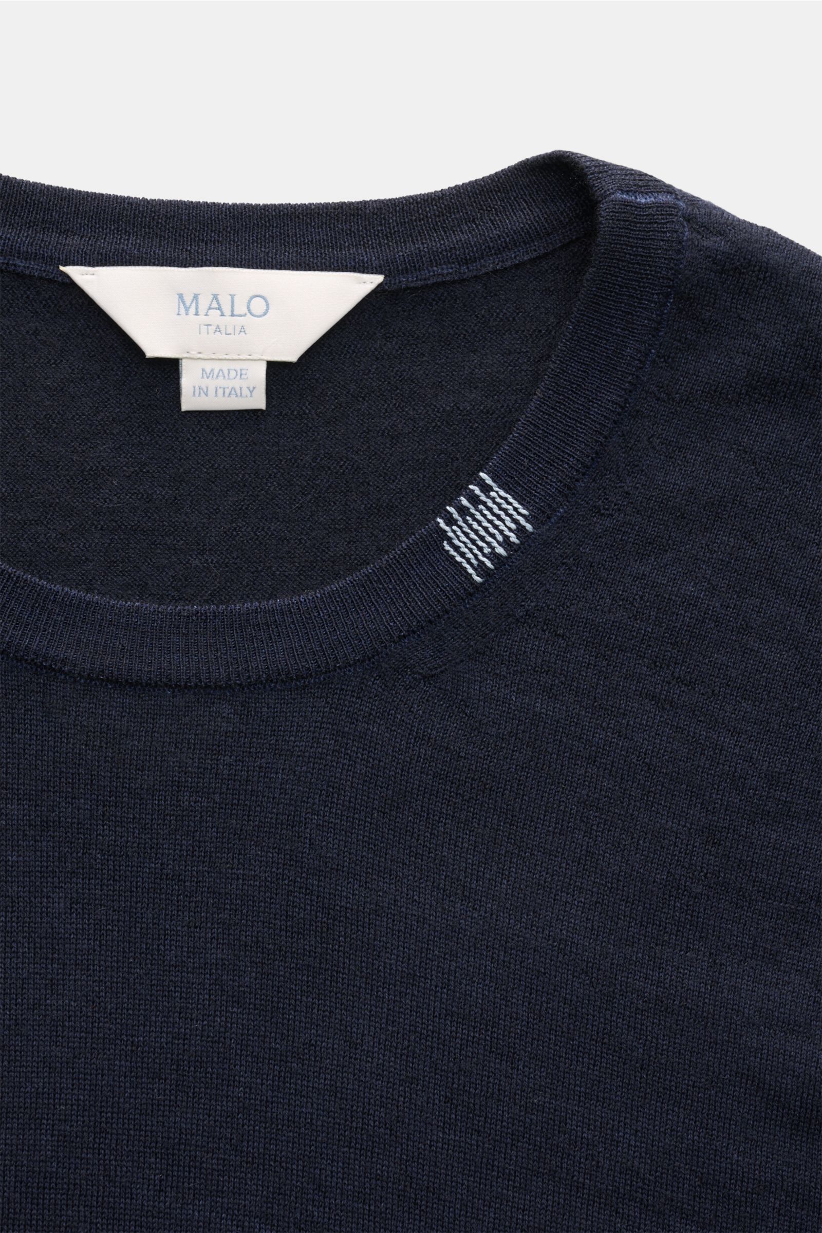 Malo Cashmere Rundhalspullover navy, Detailaufnahme von oben, reiner Cashmere, weicher Griff, Slim Fit, Stick-Detail am Rundhalsausschnitt.