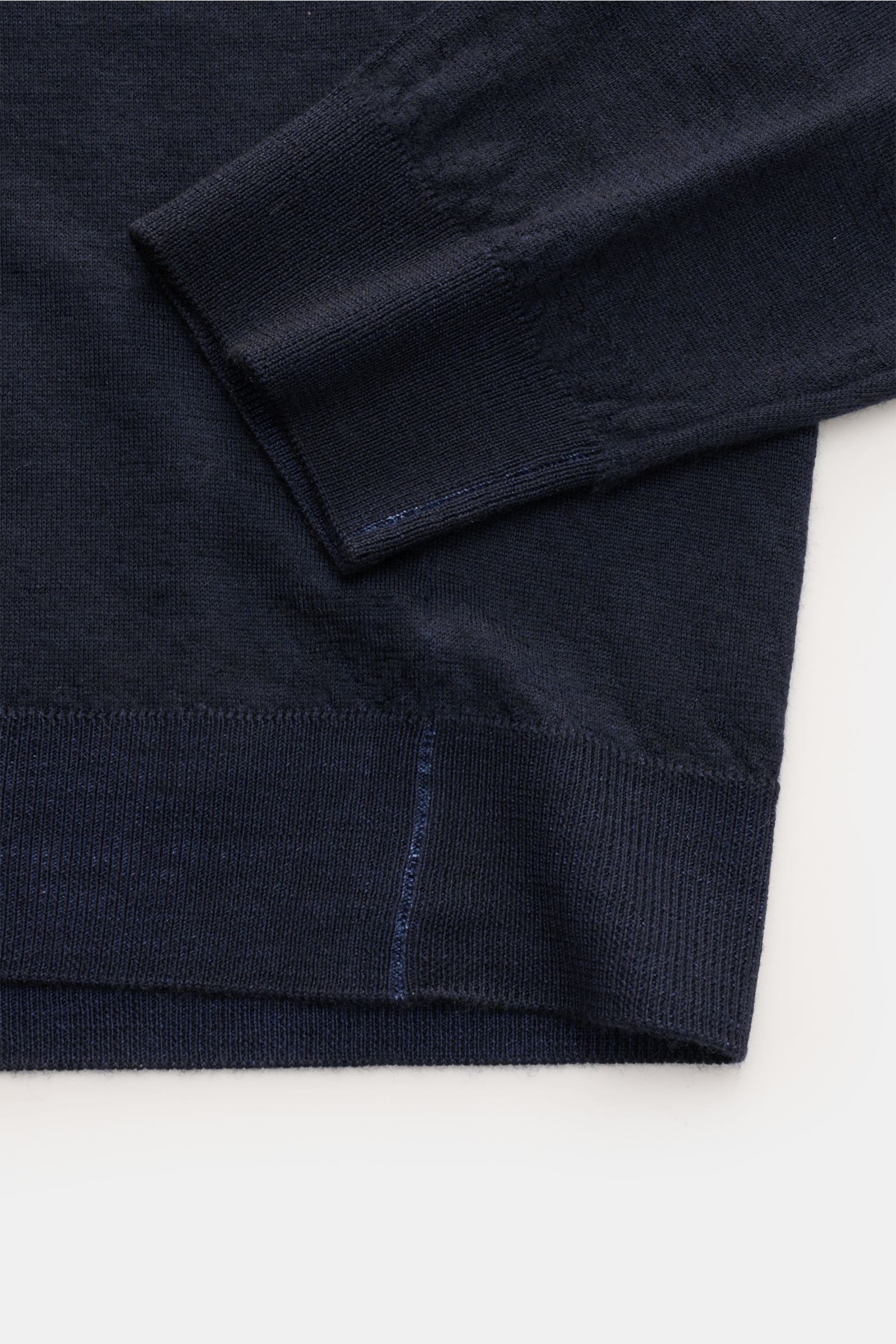 Malo Cashmere Rundhalspullover navy in Slim Fit, Nahaufnahme von Ärmel und Saum mit feinem Strickbild, Rippbündchen, Stick-Detail, weicher Griff.