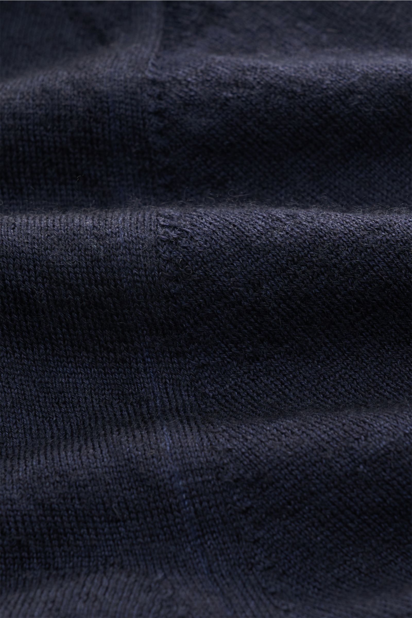Malo Cashmere Rundhalspullover navy in Nahaufnahme, feines Strickbild, weicher Griff, Rippbündchen, Slim Fit, Rundhalsausschnitt mit Stick-Detail.