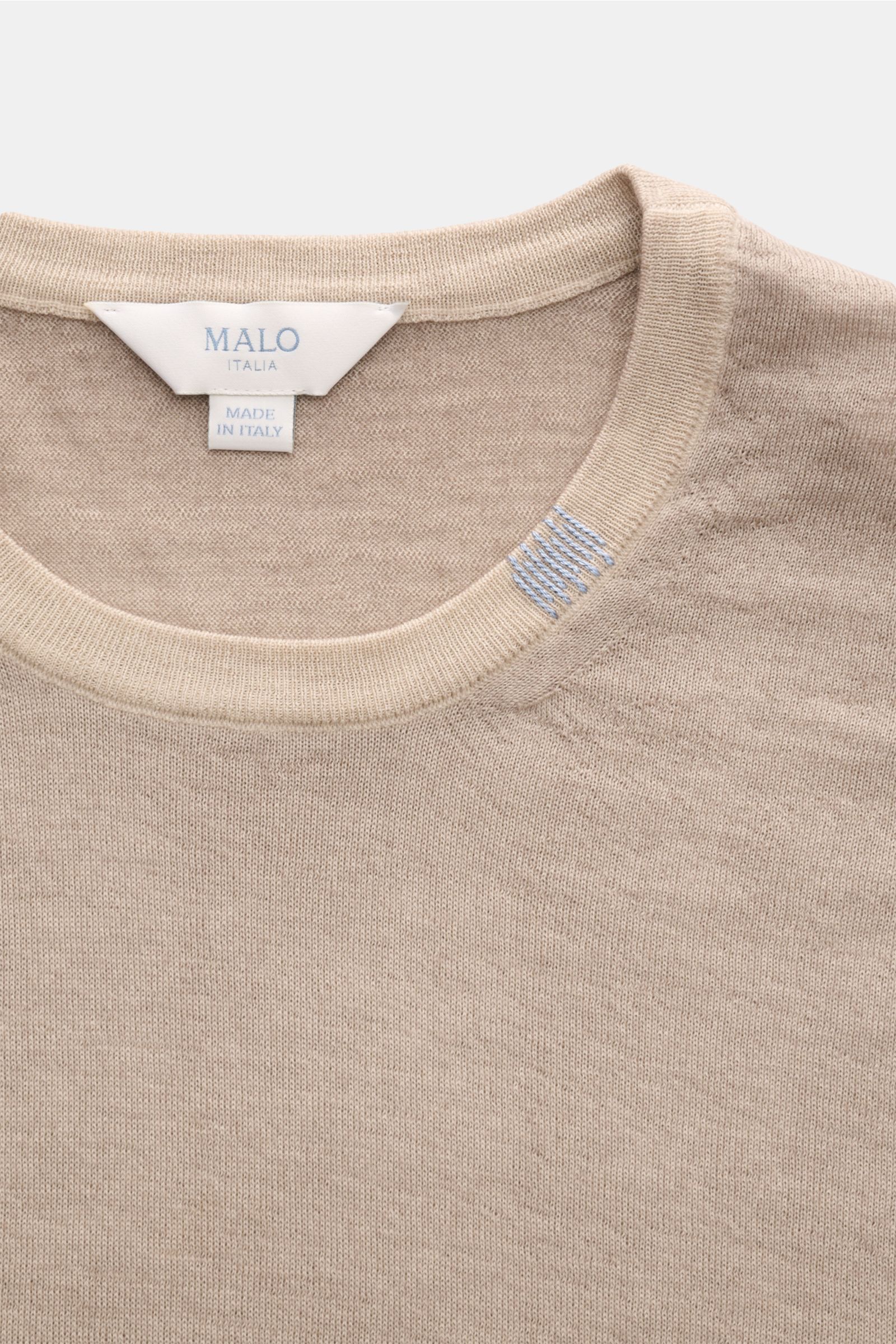 Close-up front view of Malo Cashmere crew neck jumper beige mottled, showing fine knit fabric, ribbed crew neck, and embroidered detail.

Description: An essential for cooler days: This cashmere jumper by MALO features fine fabric and is a stylish part