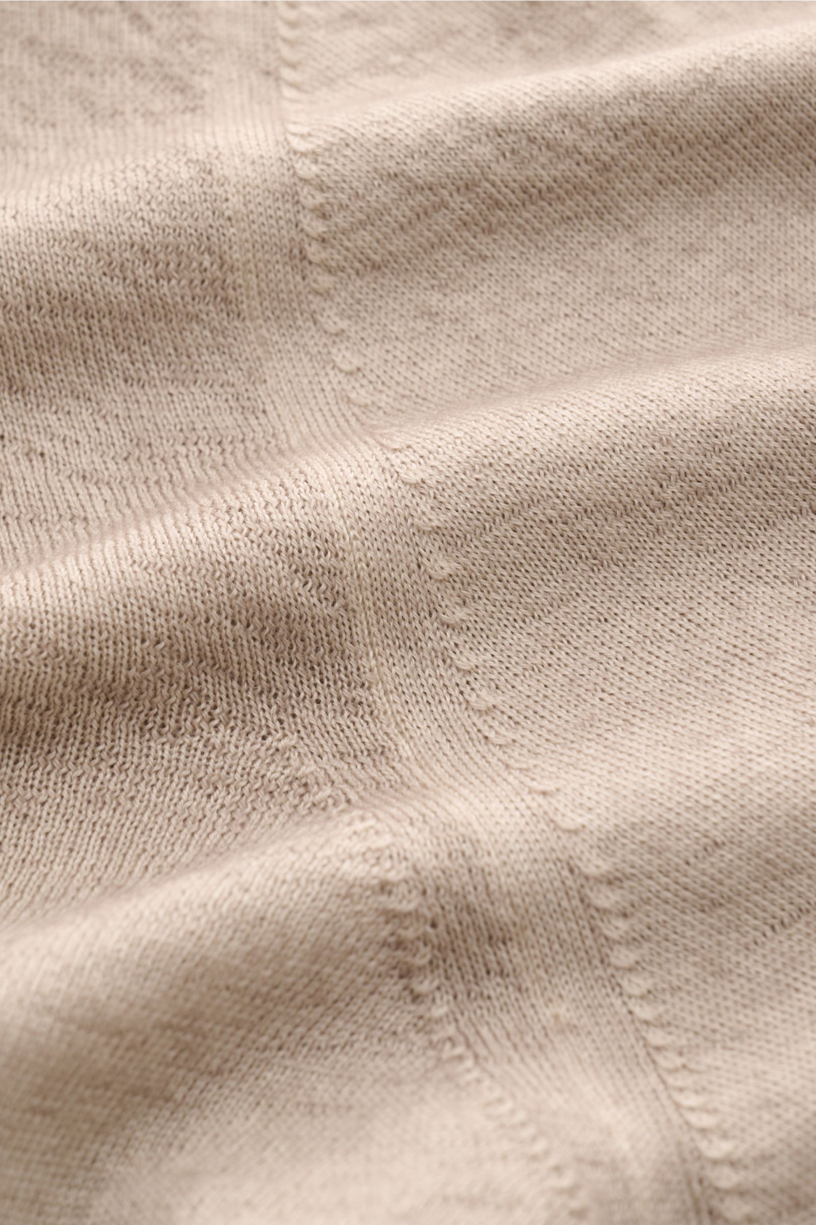 Close-up front view of Malo Cashmere crew neck jumper beige mottled showing fine knit texture and subtle embroidered detail.

A essential for cooler days: This cashmere jumper by MALO features fine fabric and is a stylish part of sophisticated looks.