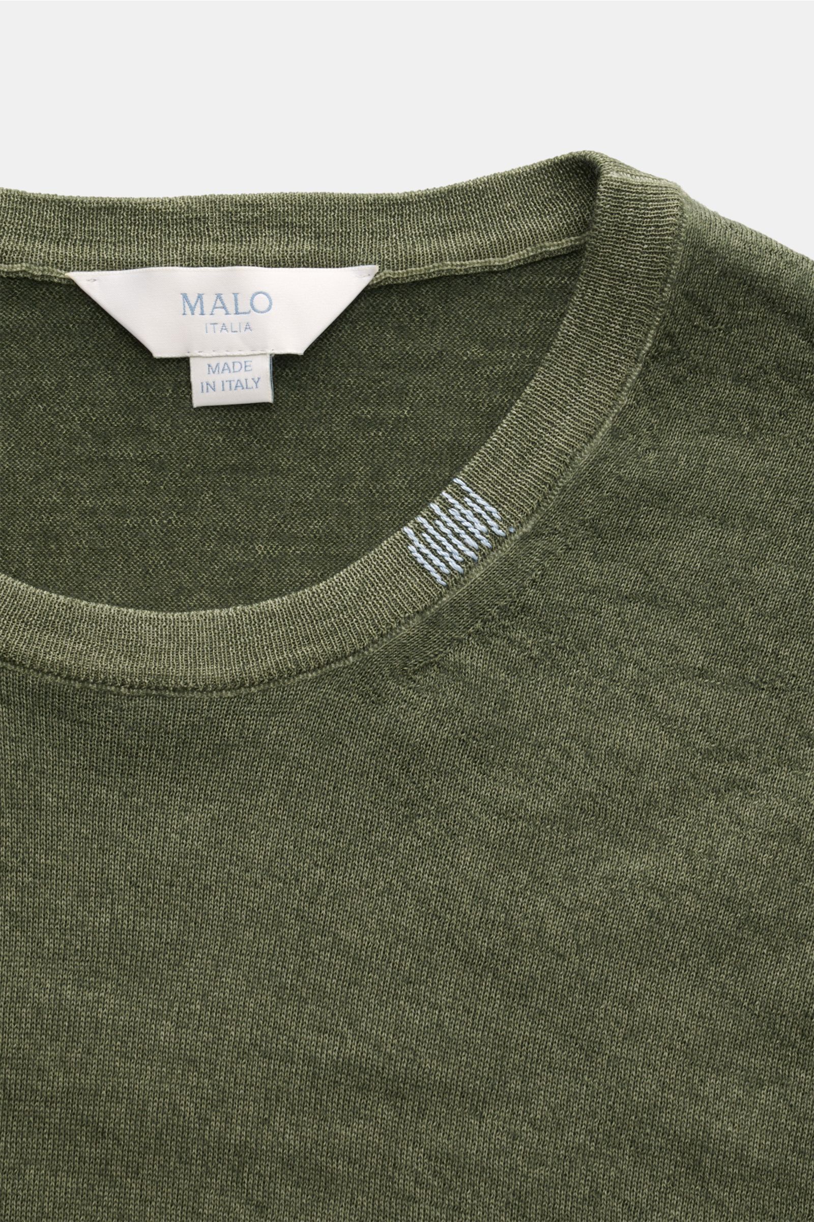 Malo Cashmere Rundhalspullover dark olive meliert, Detailaufnahme von oben, reiner Cashmere, weicher Griff, Slim Fit, Rundhalsausschnitt mit Stick-Detail und Rippbündchen.