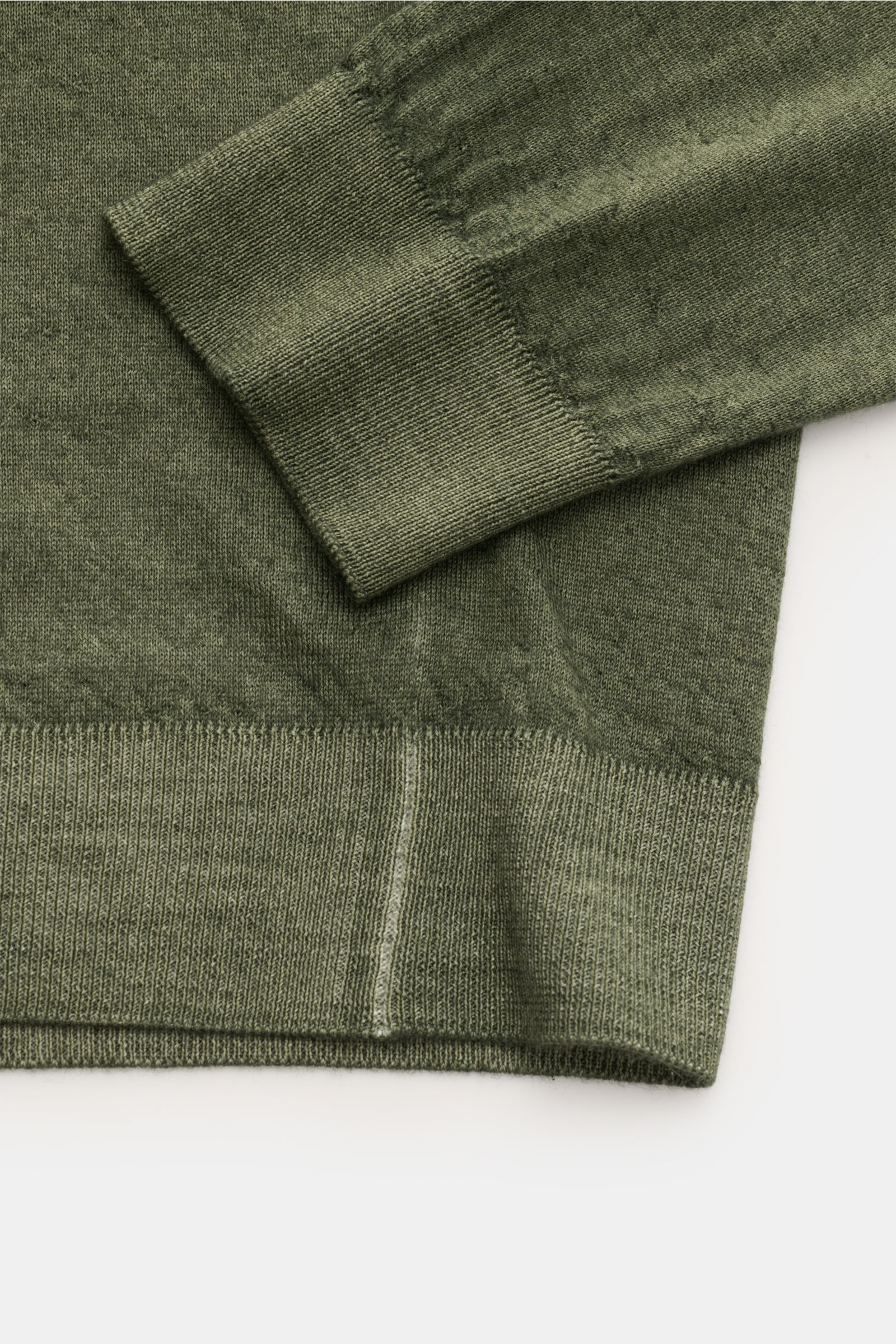 Nahaufnahme des Malo Cashmere Rundhalspullover dark olive meliert von oben, zeigt weichen, feinen Strick mit Rippbündchen und Stick-Detail.