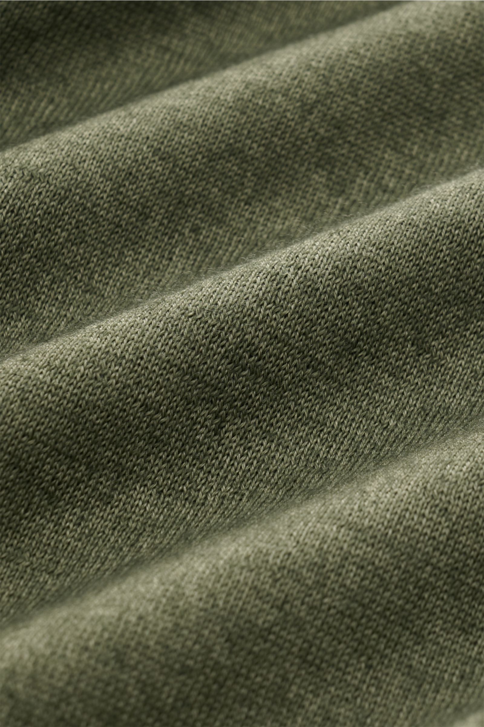 Nahaufnahme des fein gestrickten Malo Cashmere Rundhalspullover dark olive meliert, zeigt weichen Griff und Strickstruktur.