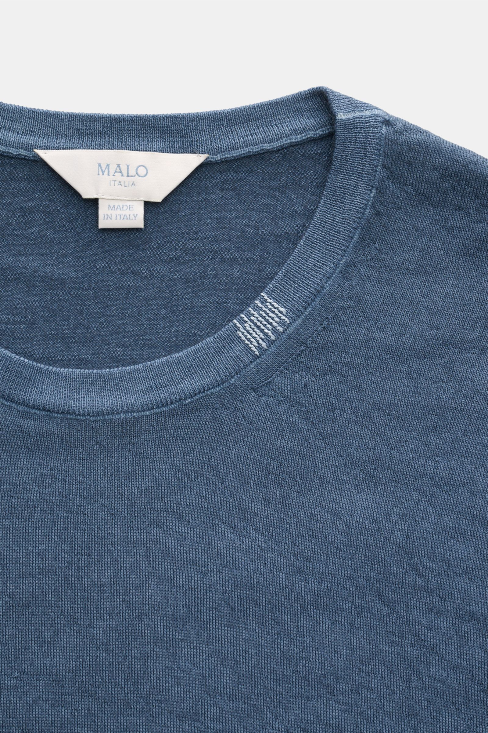 Malo Cashmere Rundhalspullover graublau aus reiner, weicher Cashmere-Qualität mit feinem Strickbild, Slim Fit, Rundhalsausschnitt, Stick-Detail und Rippbündchen, Nahaufnahme von oben.