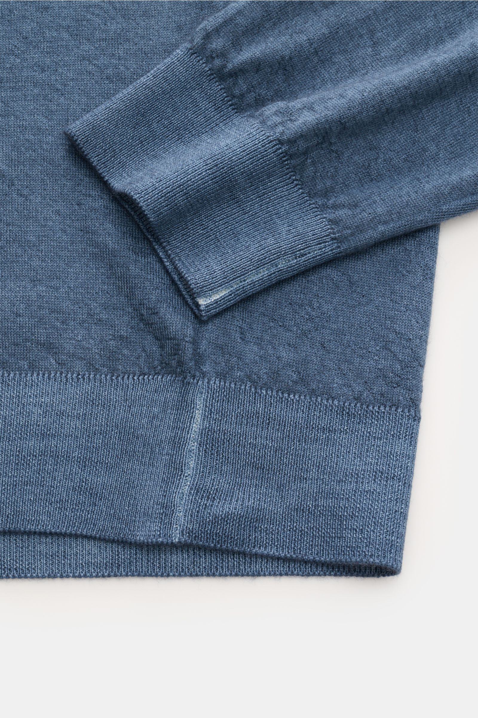 Malo Cashmere Rundhalspullover graublau, Detailaufnahme von Ärmel und Saum, reiner Cashmere, weicher Griff, Slim Fit, Rundhals, Rippbündchen, Stick-Detail.