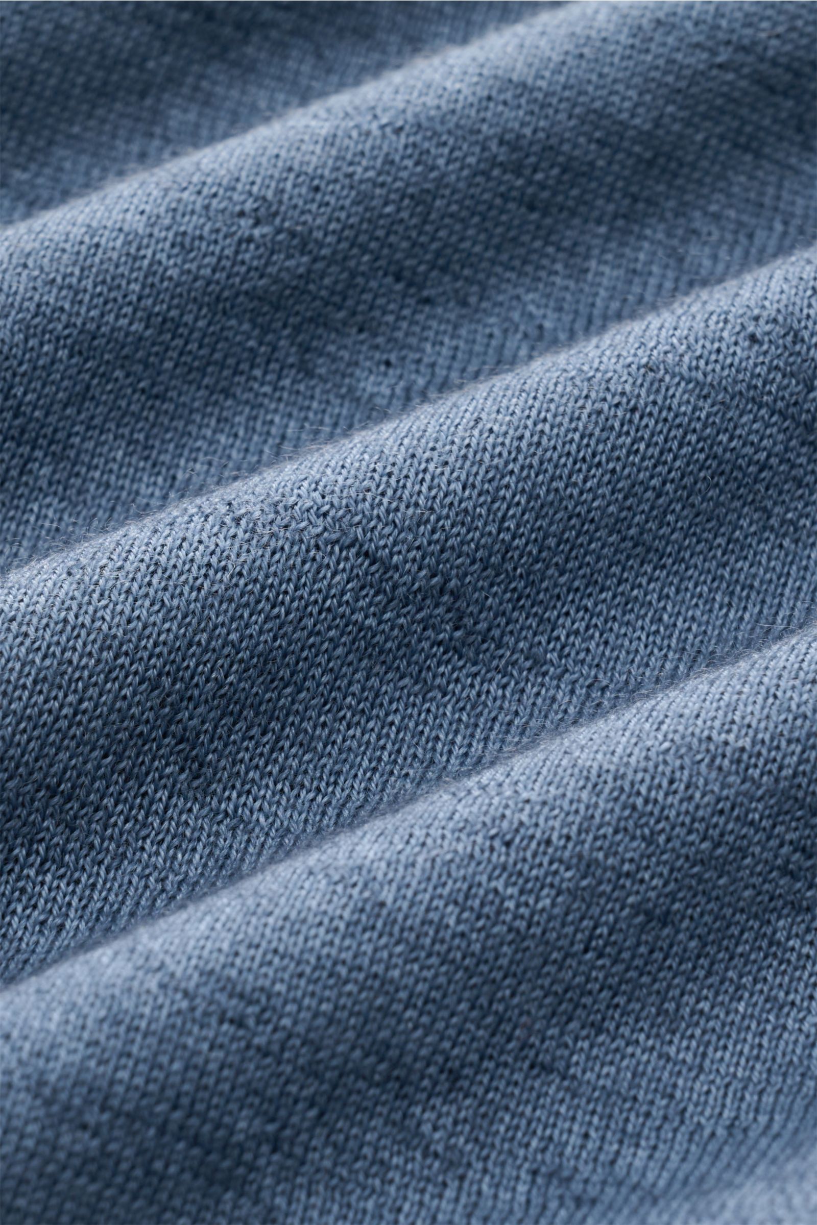 Nahaufnahme des feinen Strickbilds eines graublauen Malo Cashmere Rundhalspullovers mit Stick-Detail, Rippbündchen, Slim Fit und weichem Griff.