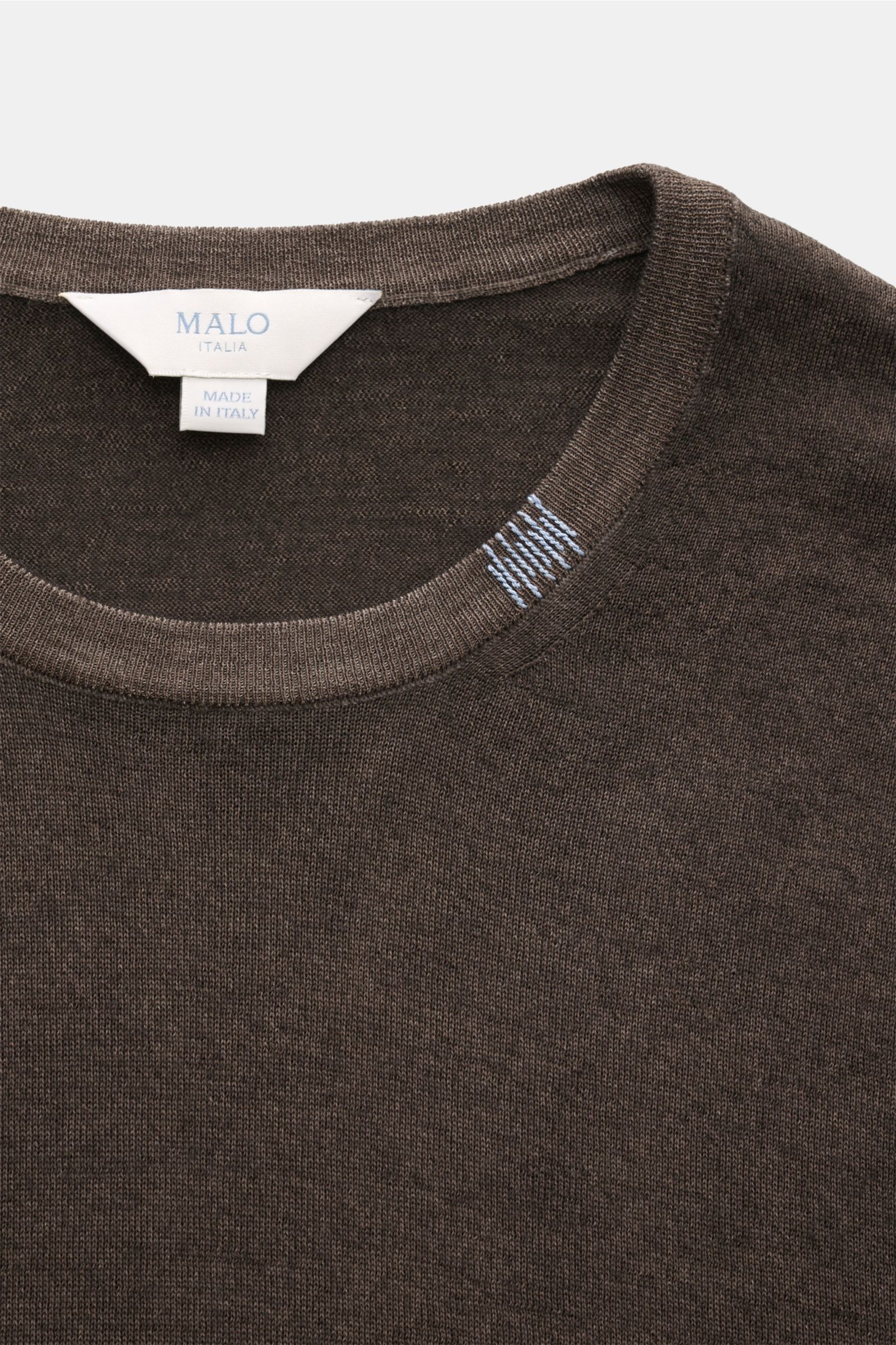 Nahaufnahme des Malo Cashmere Rundhalspullover dunkelbraun von oben, Slim Fit mit Rundhalsausschnitt, feinem Strickbild, Stick-Detail und Rippbündchen, reiner Cashmere, sehr weicher Griff.