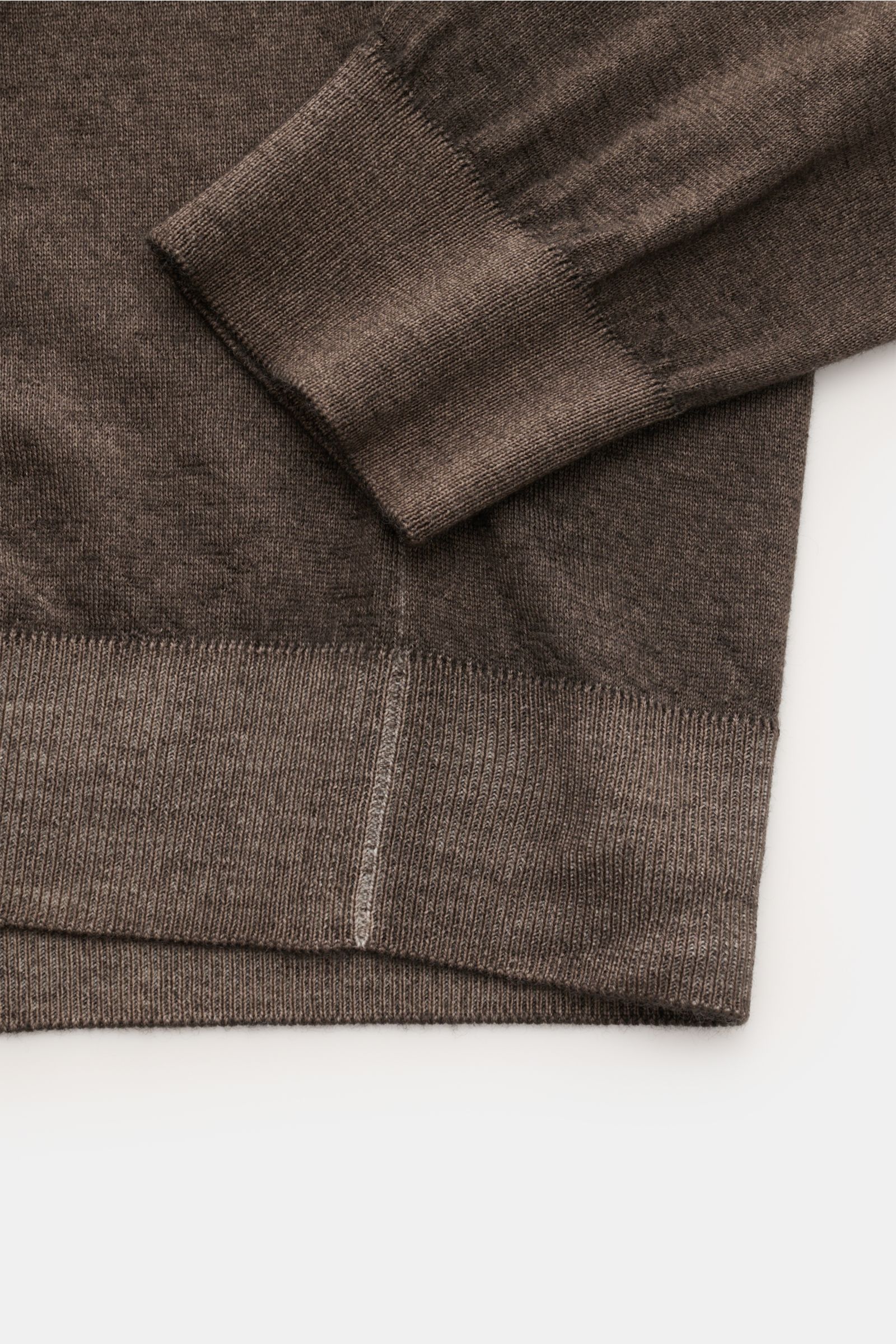 Malo Cashmere Rundhalspullover dunkelbraun, Nahaufnahme der Ärmel- und Bundpartie, Slim Fit, reiner Cashmere, weicher Griff, feines Strickbild, Rippbündchen, Stick-Detail am Rundhalsausschnitt.