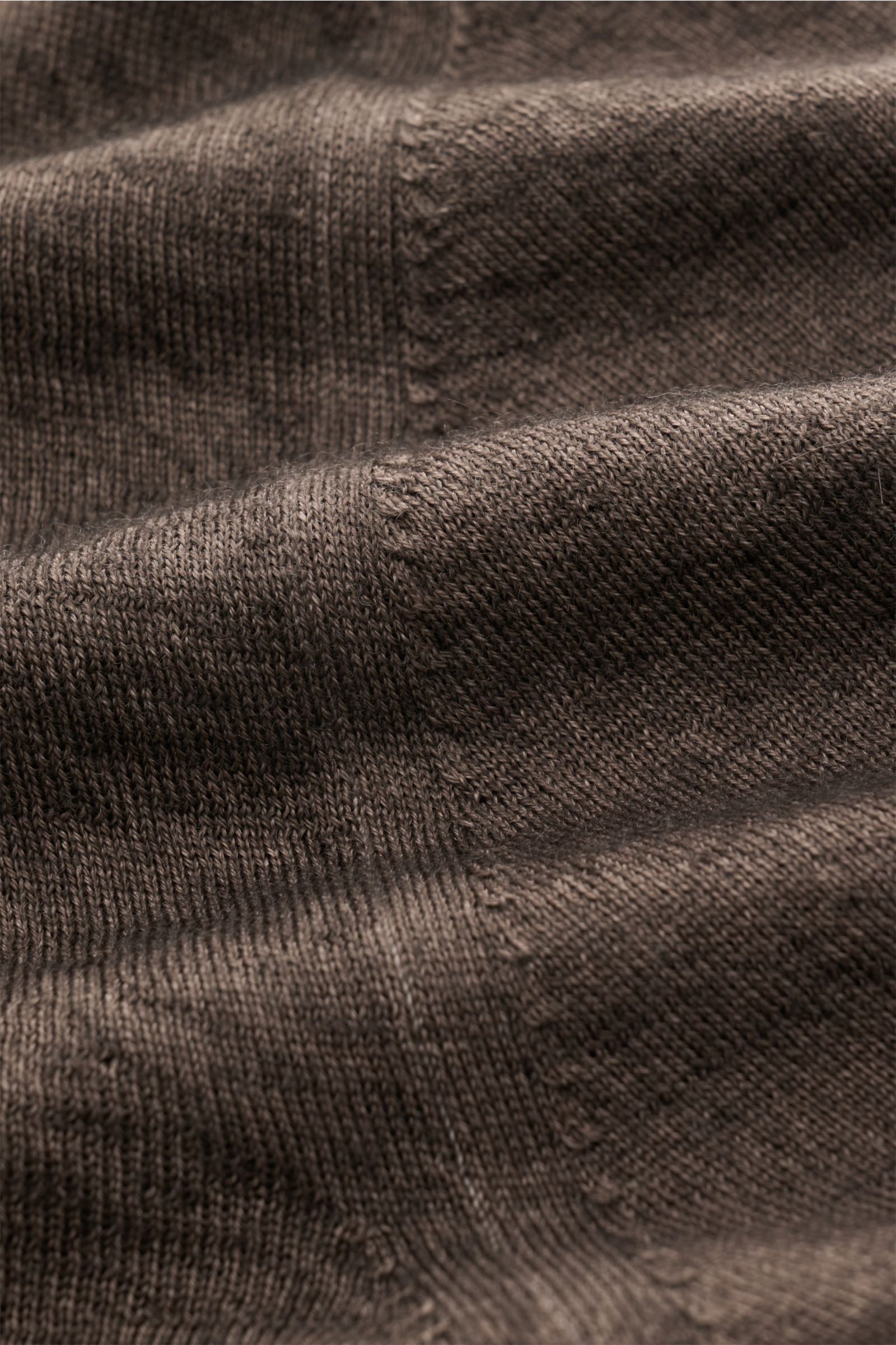 Nahaufnahme des feinen Strickbilds und weichen Griffs des Malo Cashmere Rundhalspullover dunkelbraun aus reiner Wolle.