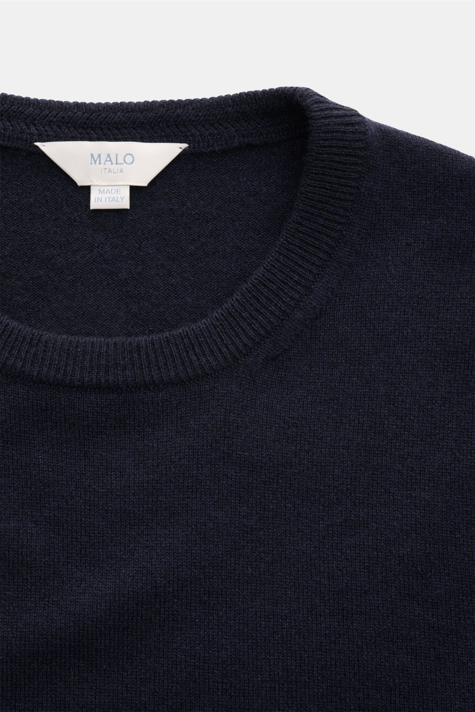 Malo Cashmere Rundhalspullover navy in Nahaufnahme von oben, reiner Cashmere, Slim Fit, weicher Griff, feines Strickbild, Rundhalsausschnitt, Rippbündchen.