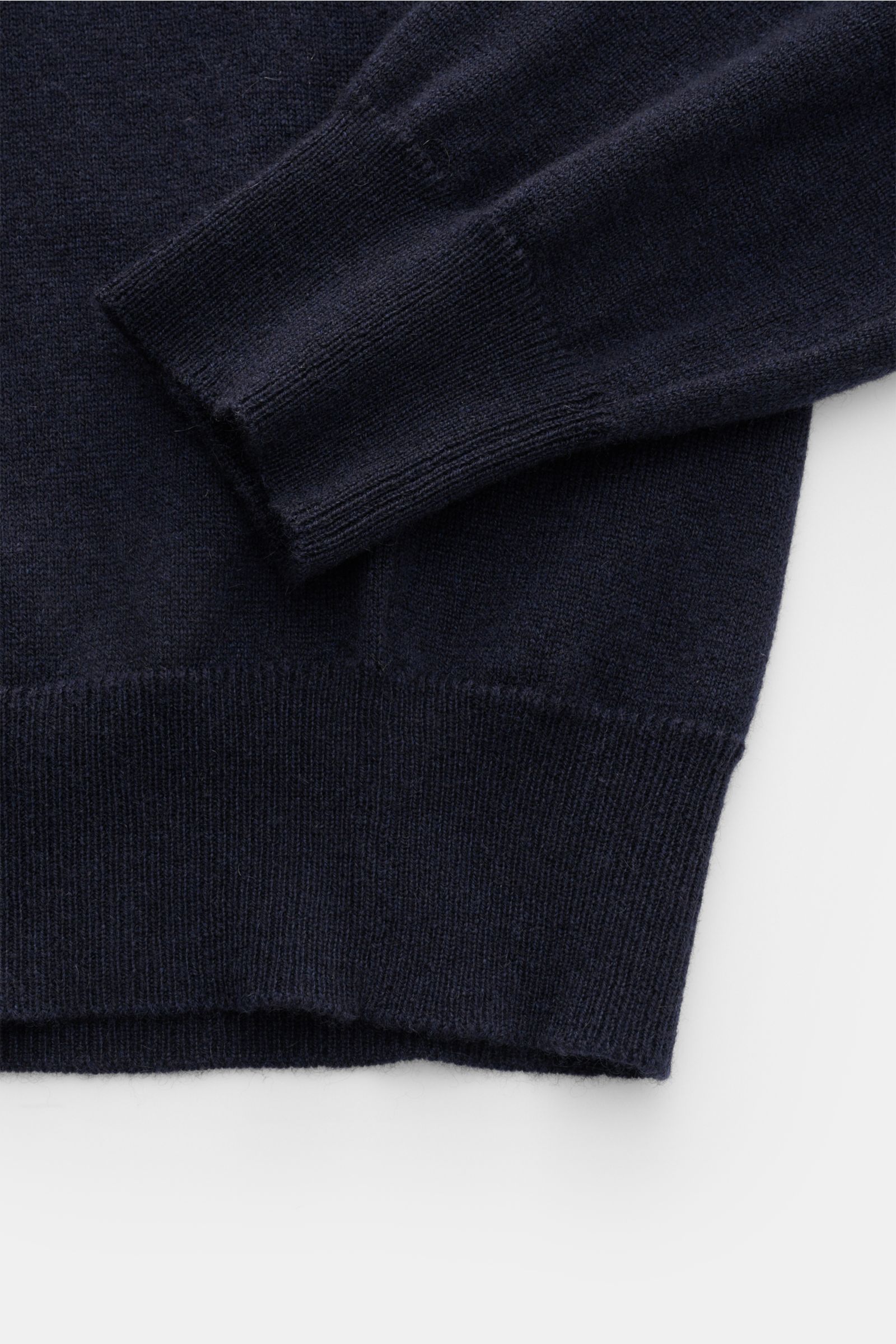 Malo Cashmere Rundhalspullover navy, Detailaufnahme von Ärmel und Saum, reiner Cashmere, weicher Griff, feines Strickbild, Slim Fit.