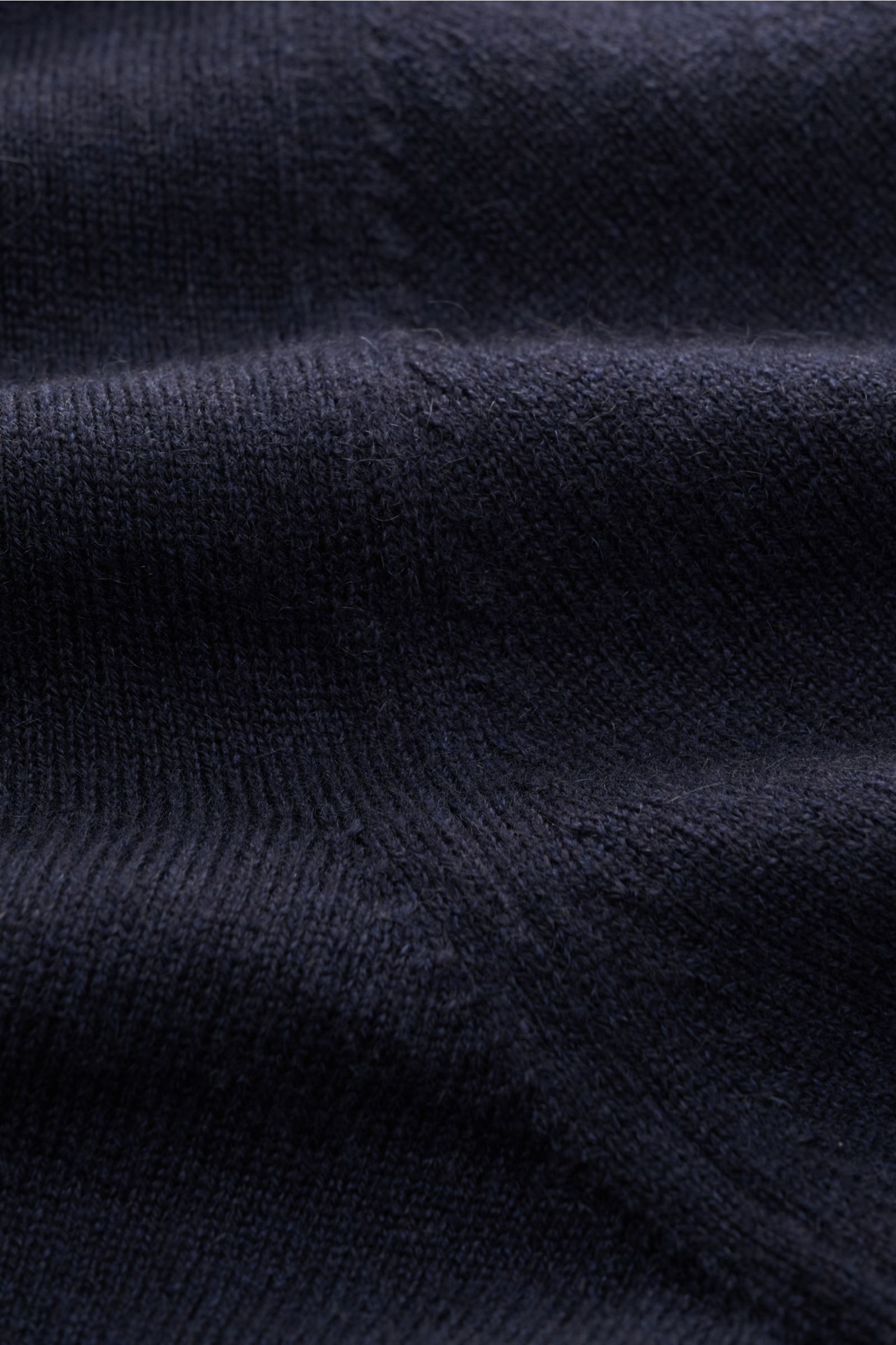 Malo Cashmere Rundhalspullover navy in Nahaufnahme von oben, zeigt feines Strickbild, weichen Griff, Slim Fit, Rundhalsausschnitt und Rippbündchen.