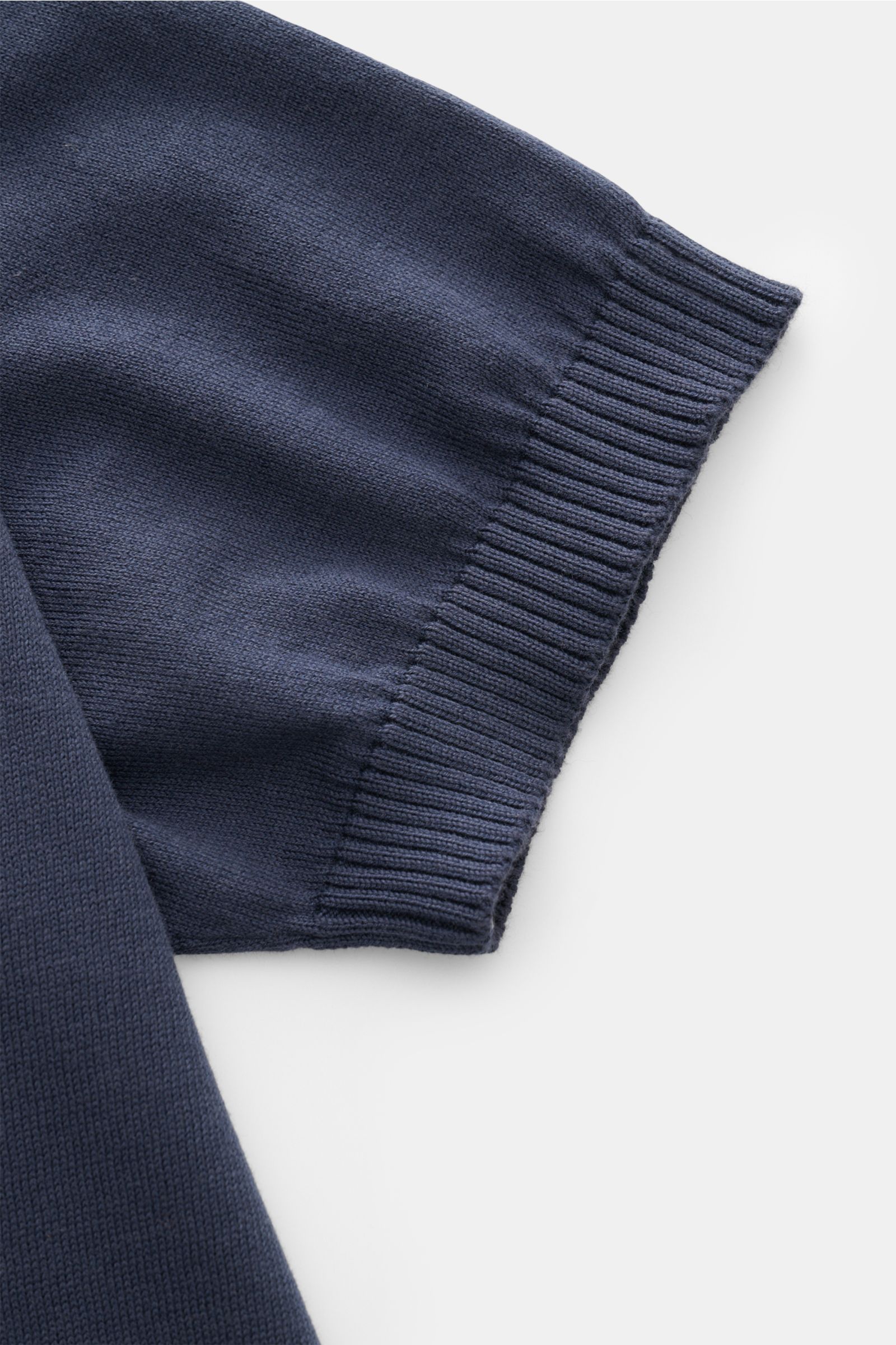 Malo Kurzarmpullover navy, Detailaufnahme des Ärmels mit feinem Strickbild, Rippbündchen, weicher Baumwolle, Regular Fit, Rundhalsausschnitt.