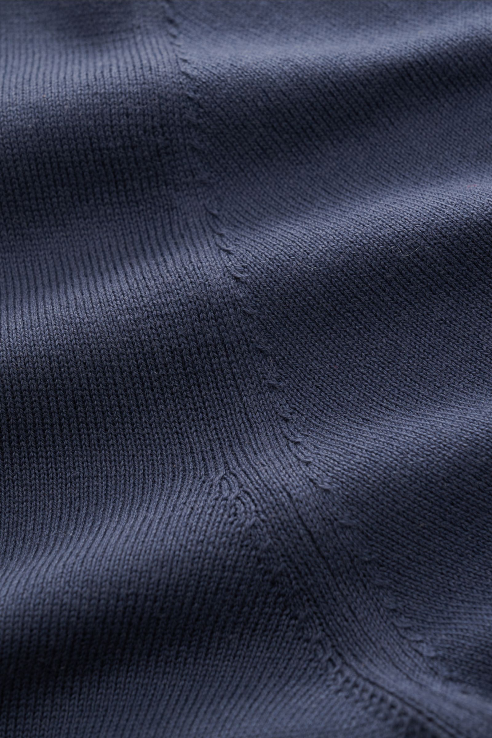 Malo Kurzarmpullover navy aus reiner Baumwolle, Detailaufnahme der feinen Strickstruktur mit Rundhalsausschnitt und komfortablen Rippbündchen.