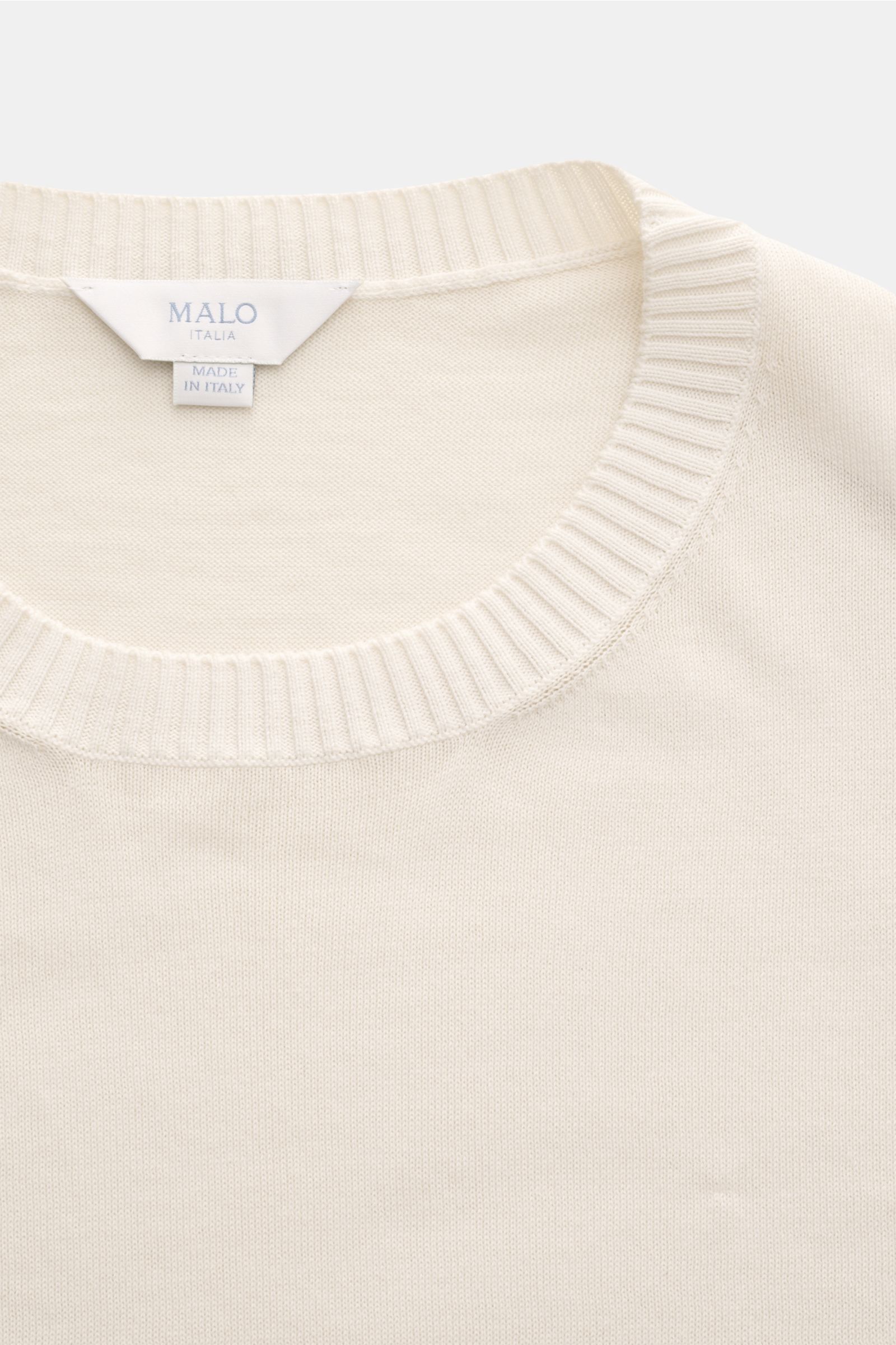 Malo Kurzarmpullover creme, Nahaufnahme von oben, Rundhalsausschnitt mit komfortablen Rippbündchen, reine Baumwolle, weicher Griff, Regular Fit, feines Strickbild, stilvoller Begleiter an warmen Tagen.