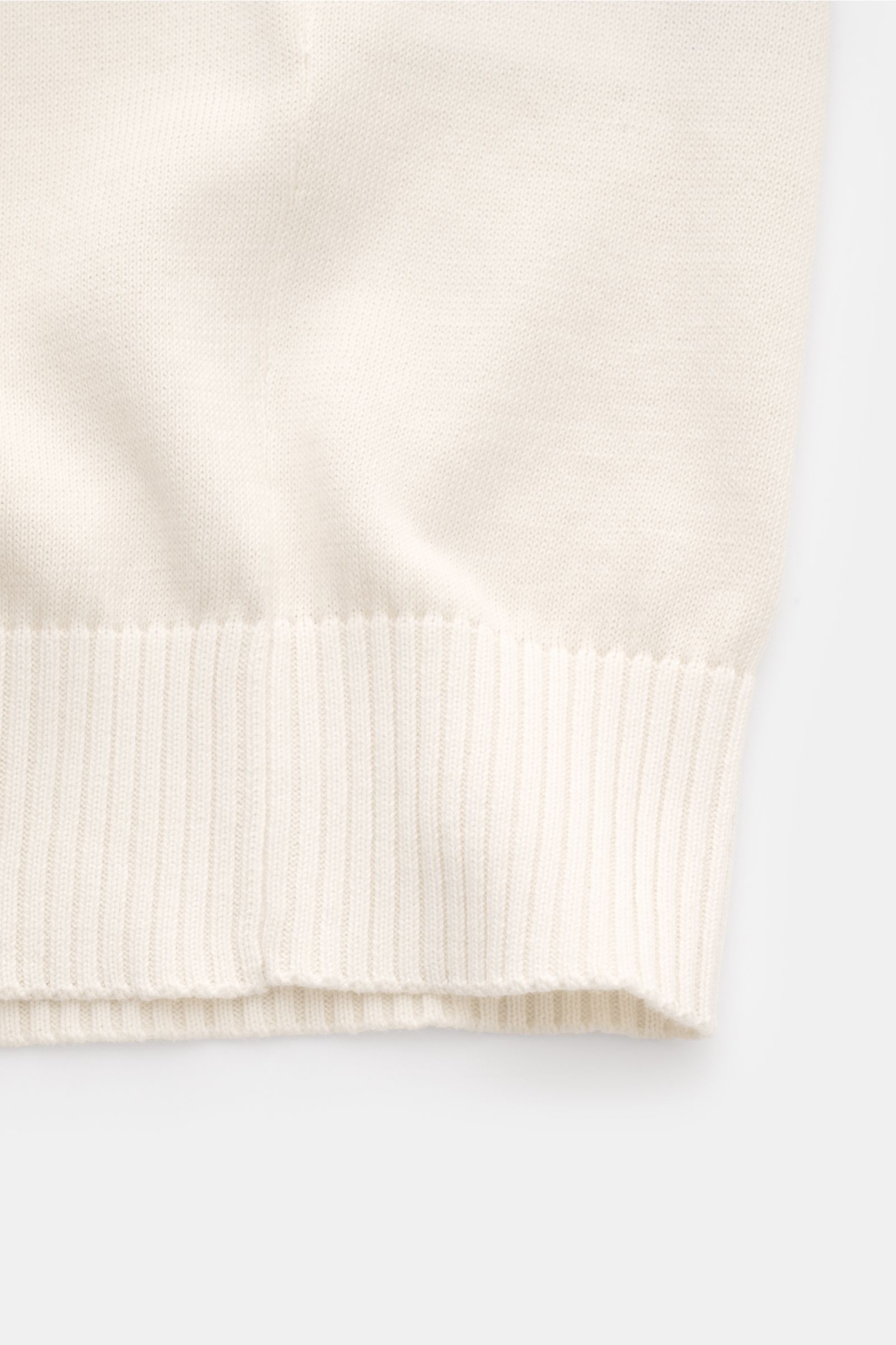 Malo Kurzarmpullover creme, Nahaufnahme von Rippbündchen und feinem Strickbild, reine Baumwolle, weicher Griff, Regular Fit, Rundhalsausschnitt, komfortabel.