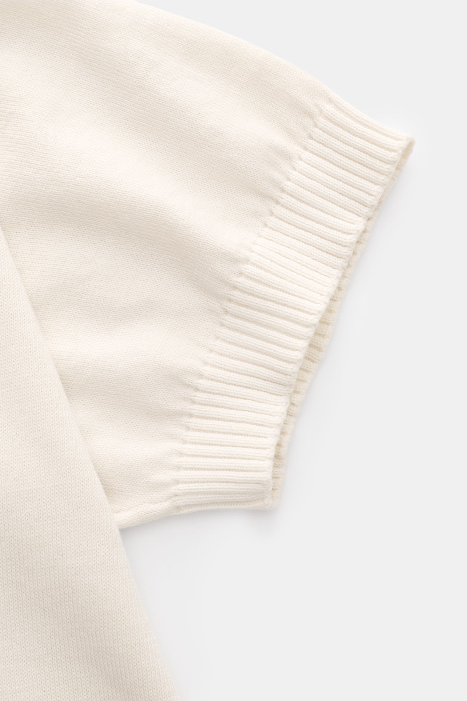 Malo Kurzarmpullover creme, Detailaufnahme von oben zeigt weichen Griff, feines Strickbild, Rundhalsausschnitt, Rippbündchen, reine Baumwolle, Regular Fit.