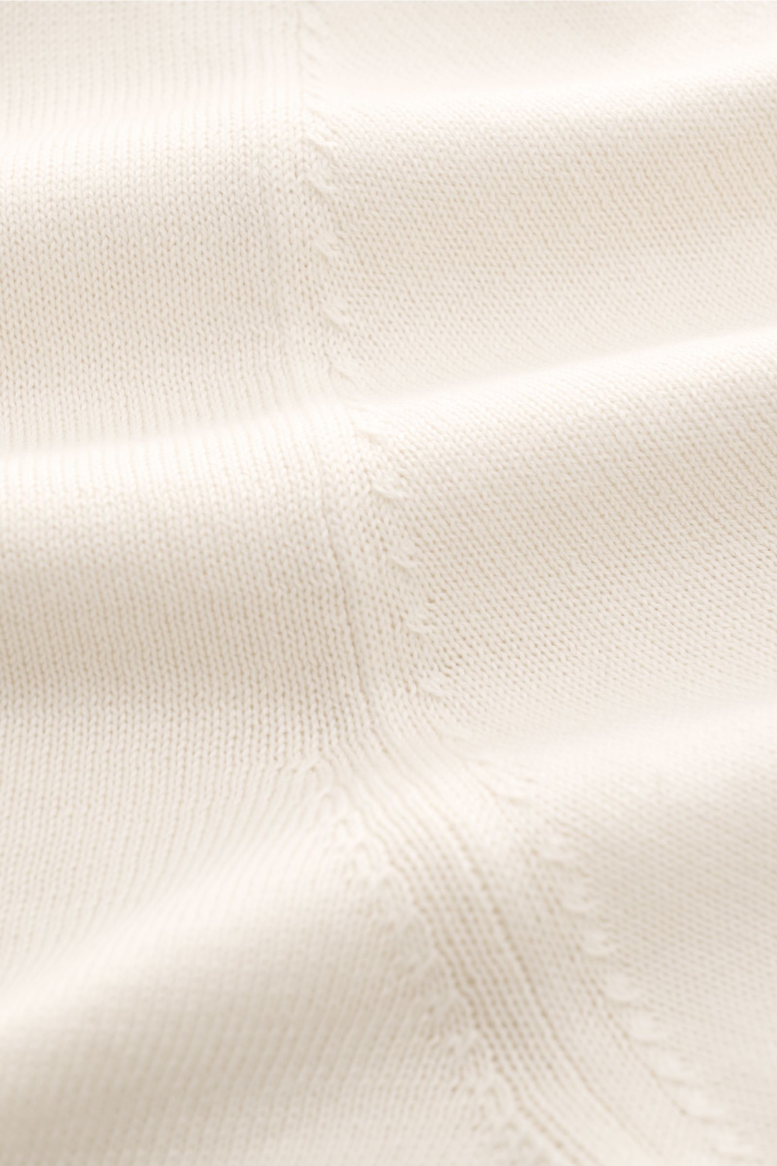 Malo Kurzarmpullover creme in Nahaufnahme, feines Strickbild, weicher Griff, Rundhalsausschnitt, Rippbündchen, reine Baumwolle, Regular Fit.