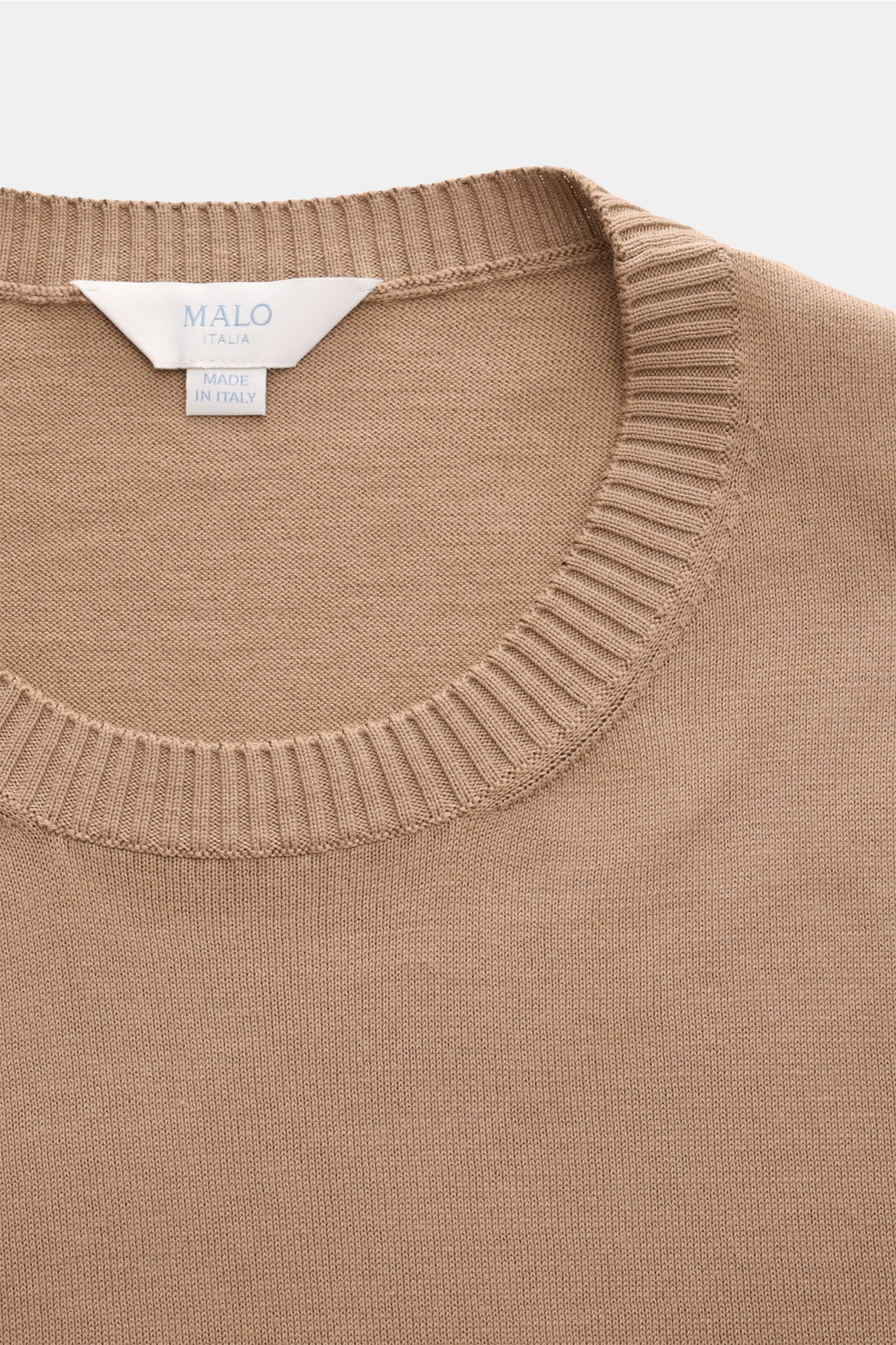 Nahaufnahme von braunem Malo Kurzarmpullover mit Rundhalsausschnitt, feinem Strickbild, Regular Fit, weichem Griff, Rippbündchen, reine Baumwolle.