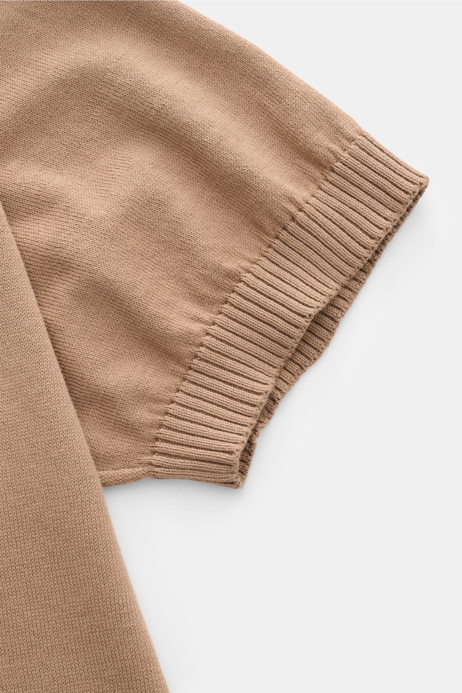 Malo Kurzarmpullover braun in Nahaufnahme seitlich fotografiert, feines Strickbild, Rundhalsausschnitt, weicher Griff, Regular Fit, Rippbündchen, reine Baumwolle.