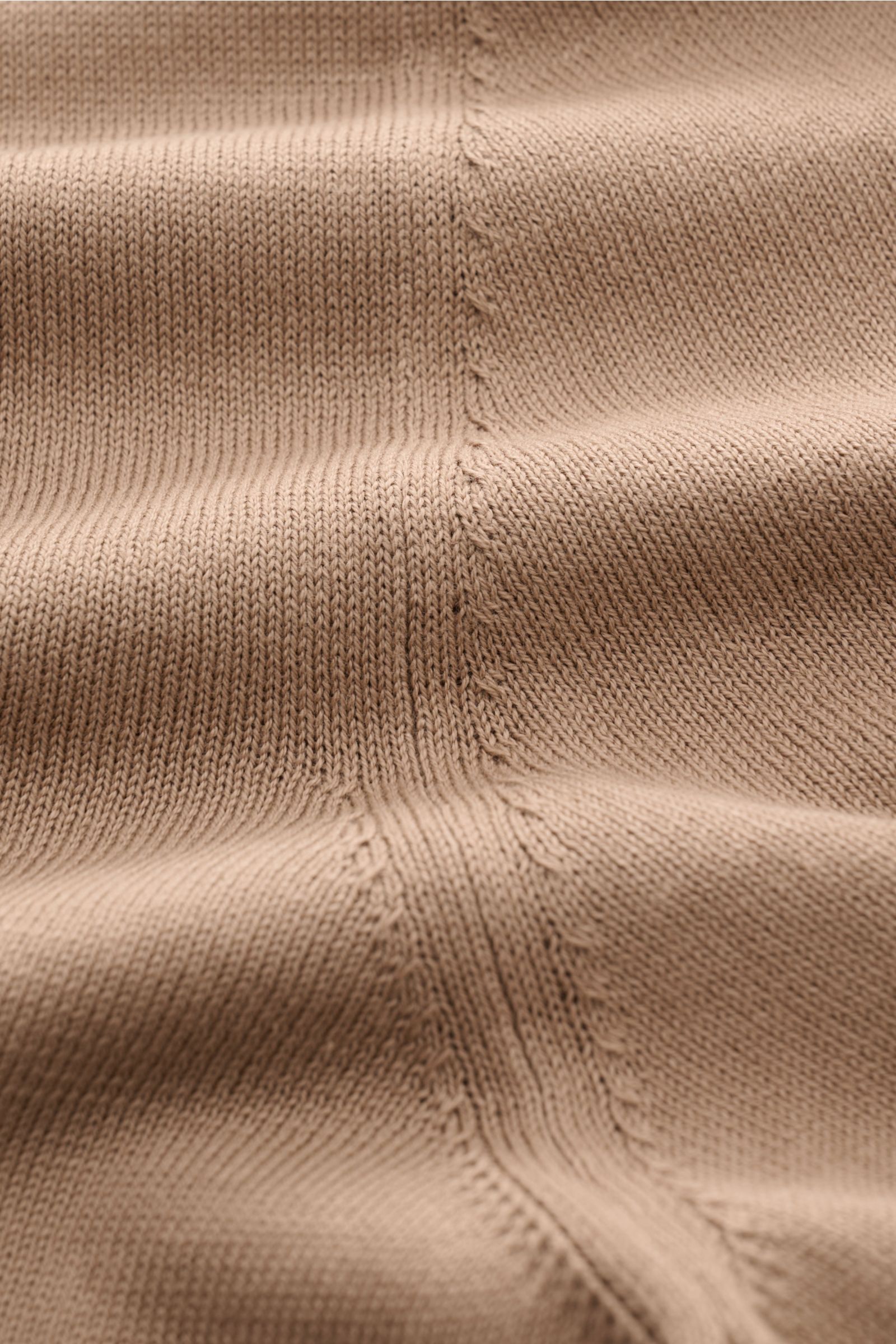 Nahaufnahme des braunen Malo Kurzarmpullovers aus reiner Baumwolle mit sehr feinem Strickbild, Rundhalsausschnitt und weichem Griff.