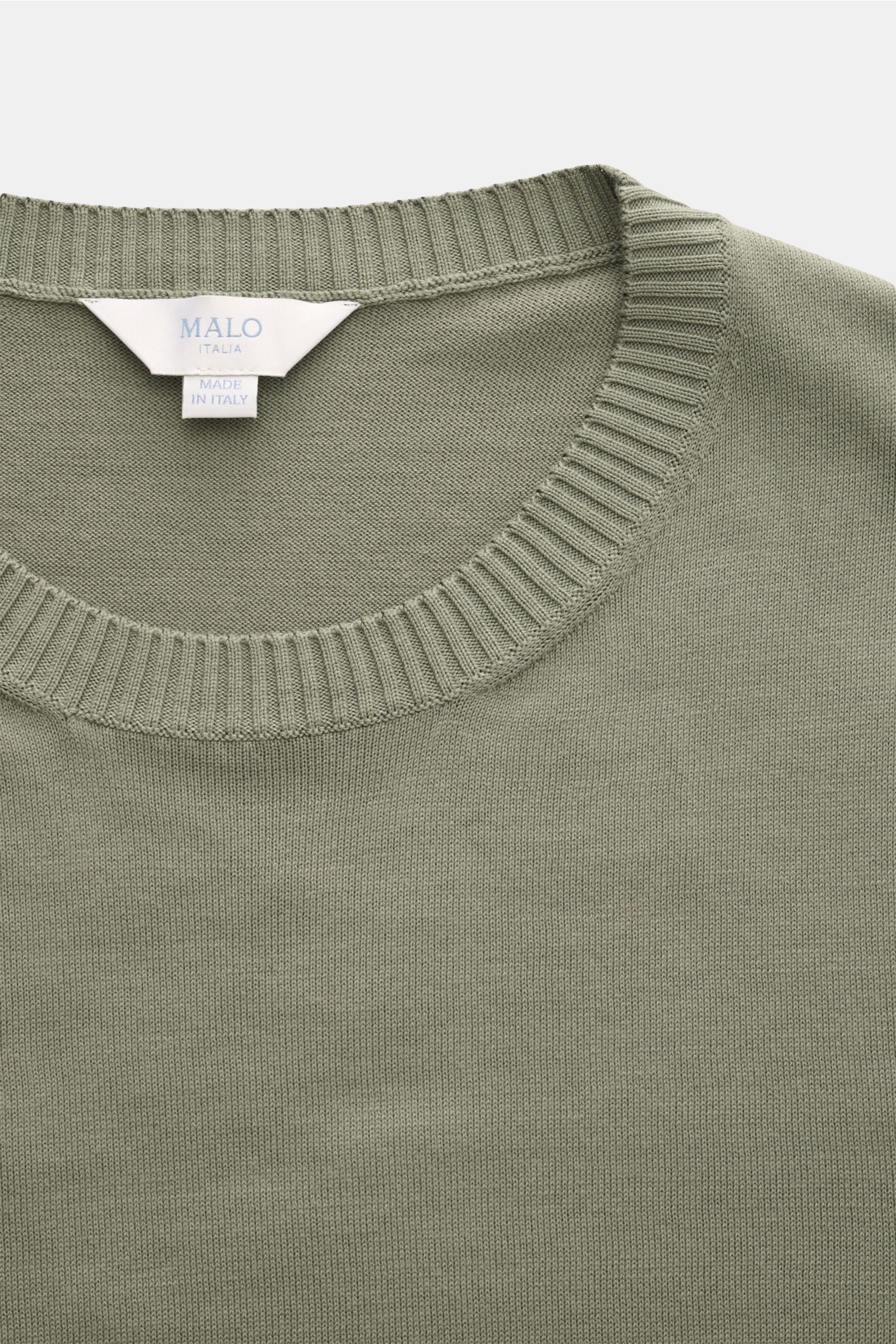 Nahaufnahme von Malo Kurzarmpullover grün, aus reiner Baumwolle mit feinem Strickbild, Rundhalsausschnitt und Rippbündchen, Regular Fit.