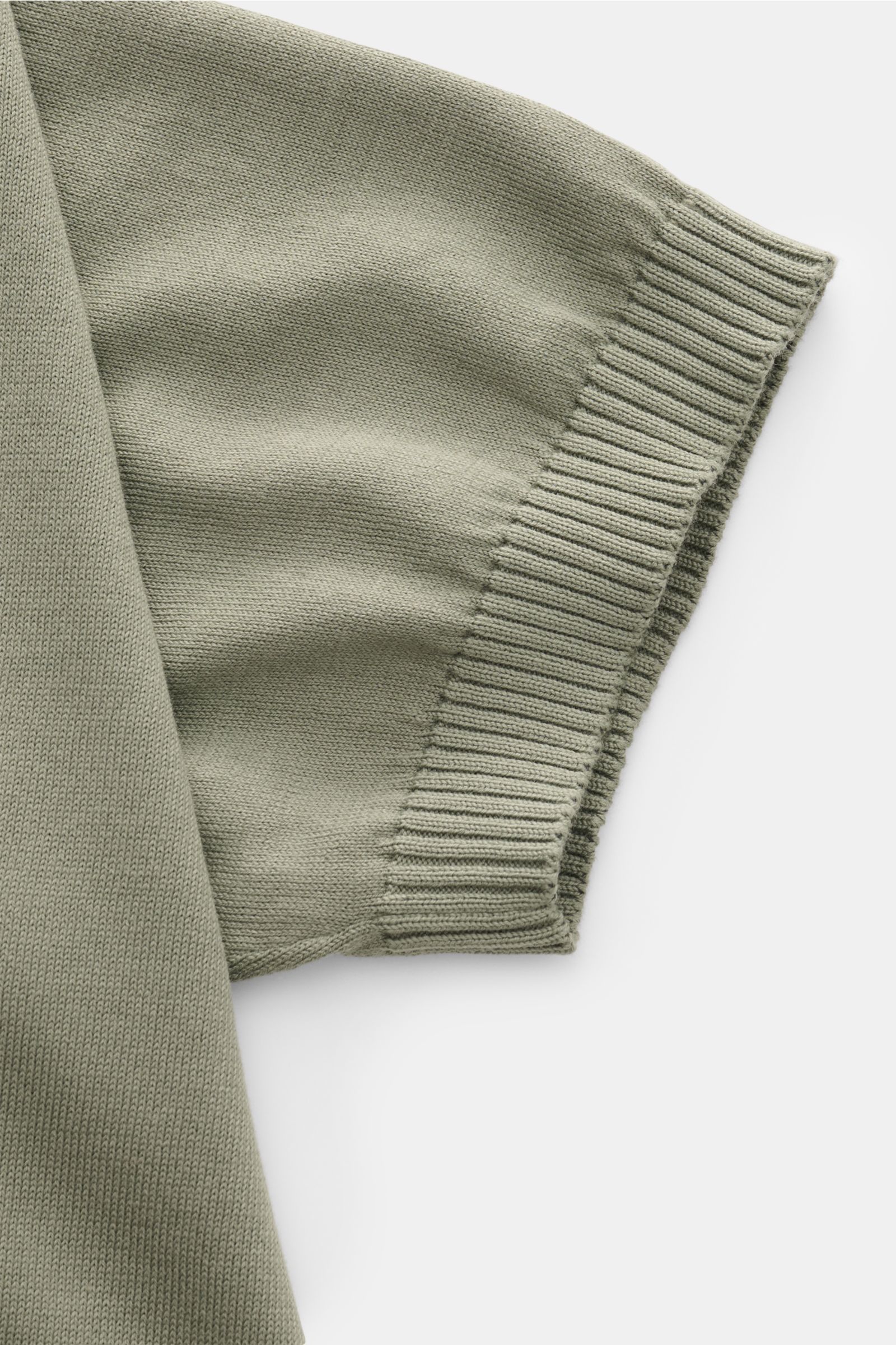 Nahaufnahme des grünen Malo Kurzarmpullovers aus reiner Baumwolle mit feinem Strickbild, Rippbündchen und Regular Fit, seitliche Perspektive.