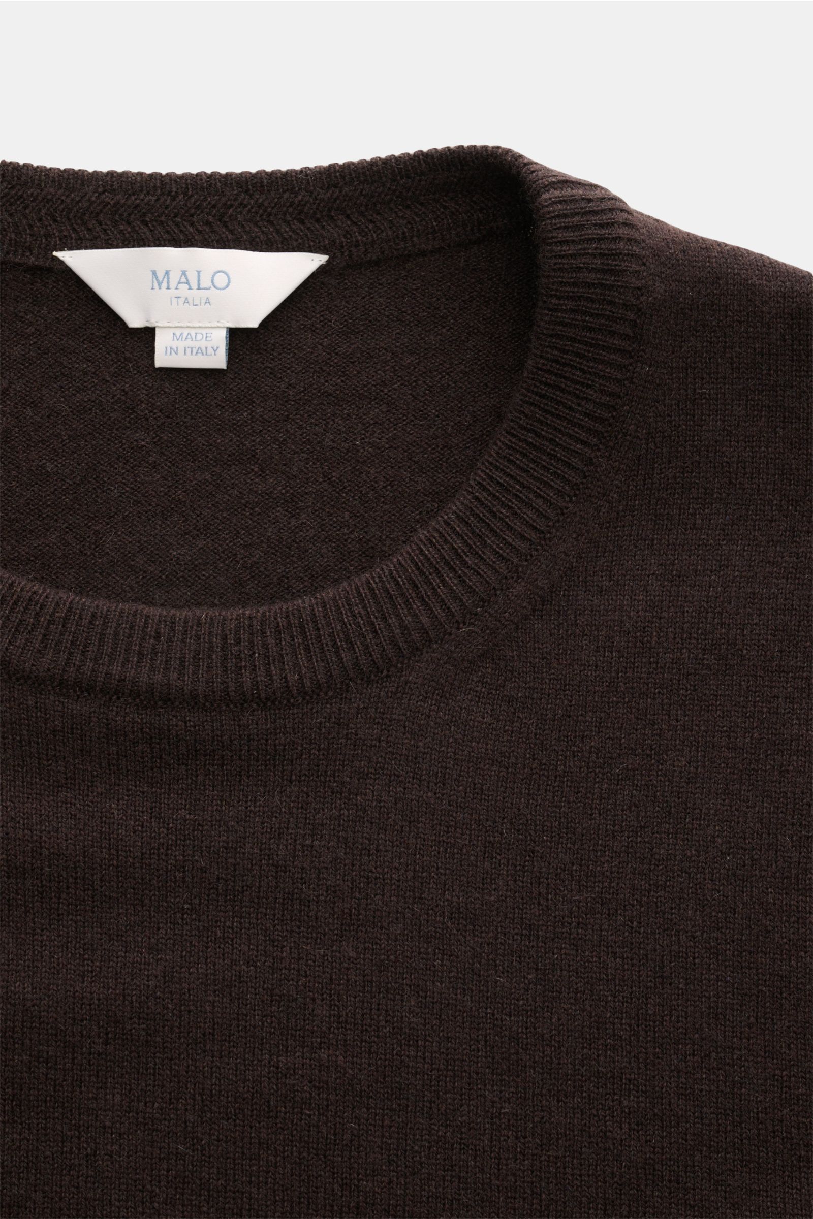 Malo Cashmere Rundhalspullover dunkelbraun in Slim Fit, feines Strickbild, Rundhalsausschnitt, weicher Griff, Detailaufnahme von oben.