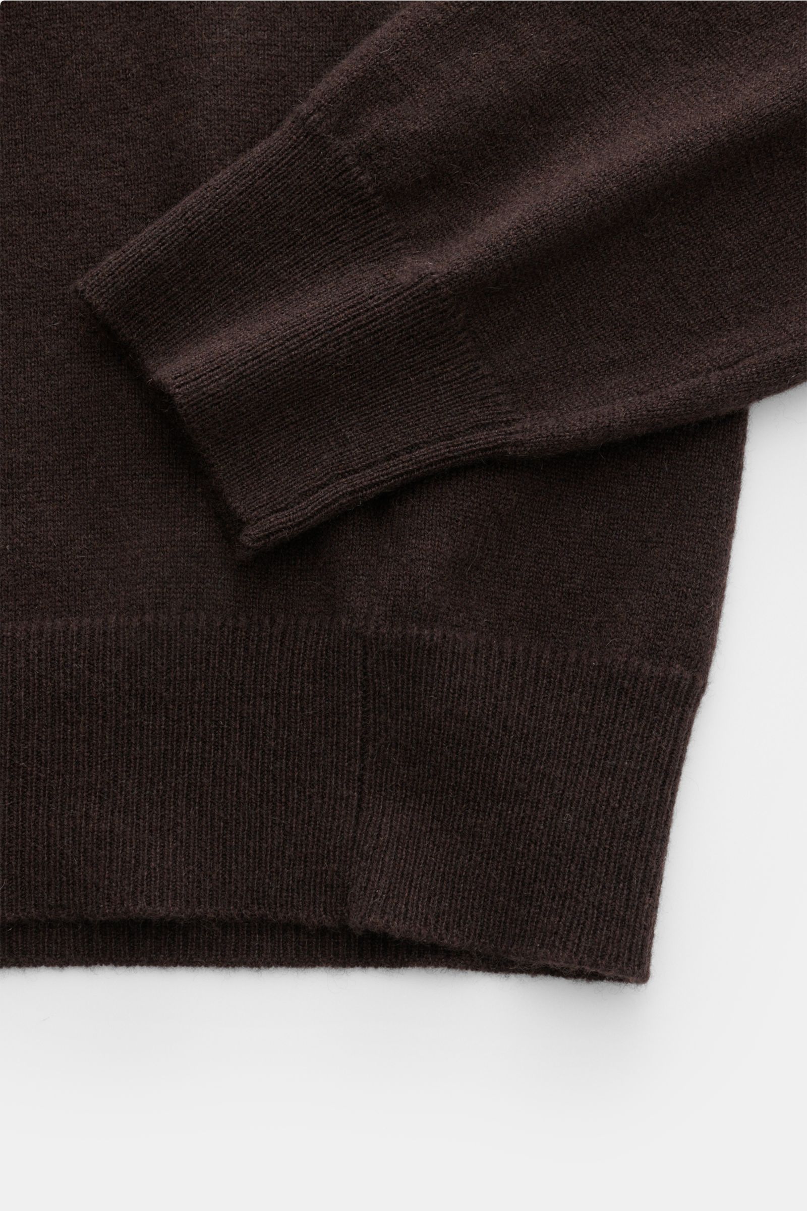Malo Cashmere Rundhalspullover dunkelbraun, Detailaufnahme von Ärmel und Saum, reiner Cashmere, Slim Fit, weicher Griff, feines Strickbild, Rippbündchen.