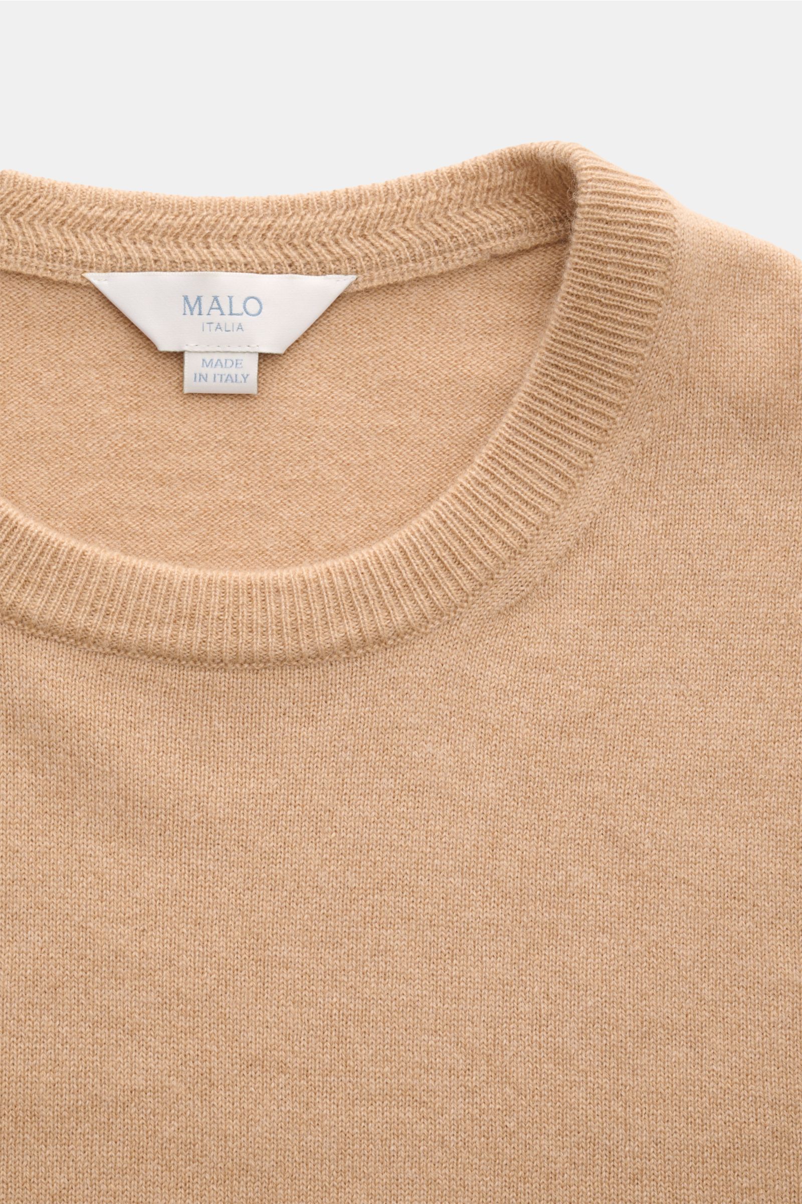 Nahaufnahme des Malo Cashmere Rundhalspullover hellbraun meliert von oben, reiner Cashmere, weicher Griff, feines Strickbild, Slim Fit, Rundhalsausschnitt, Rippbündchen.