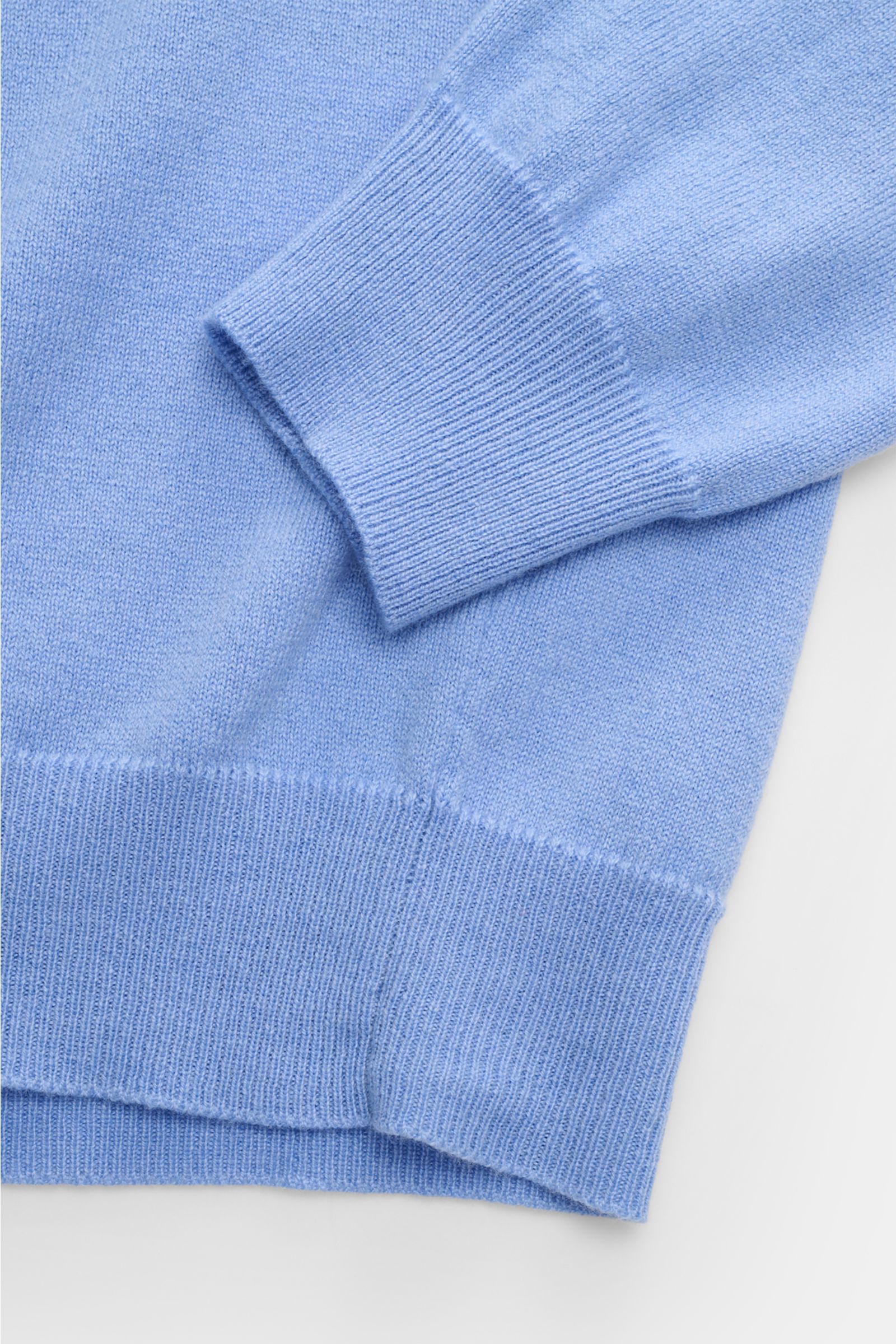 Malo Cashmere Rundhalspullover blau, Detailaufnahme von Ärmel und Saum, reiner Cashmere, Slim Fit, weicher Griff, feines Strickbild, Rippbündchen.
